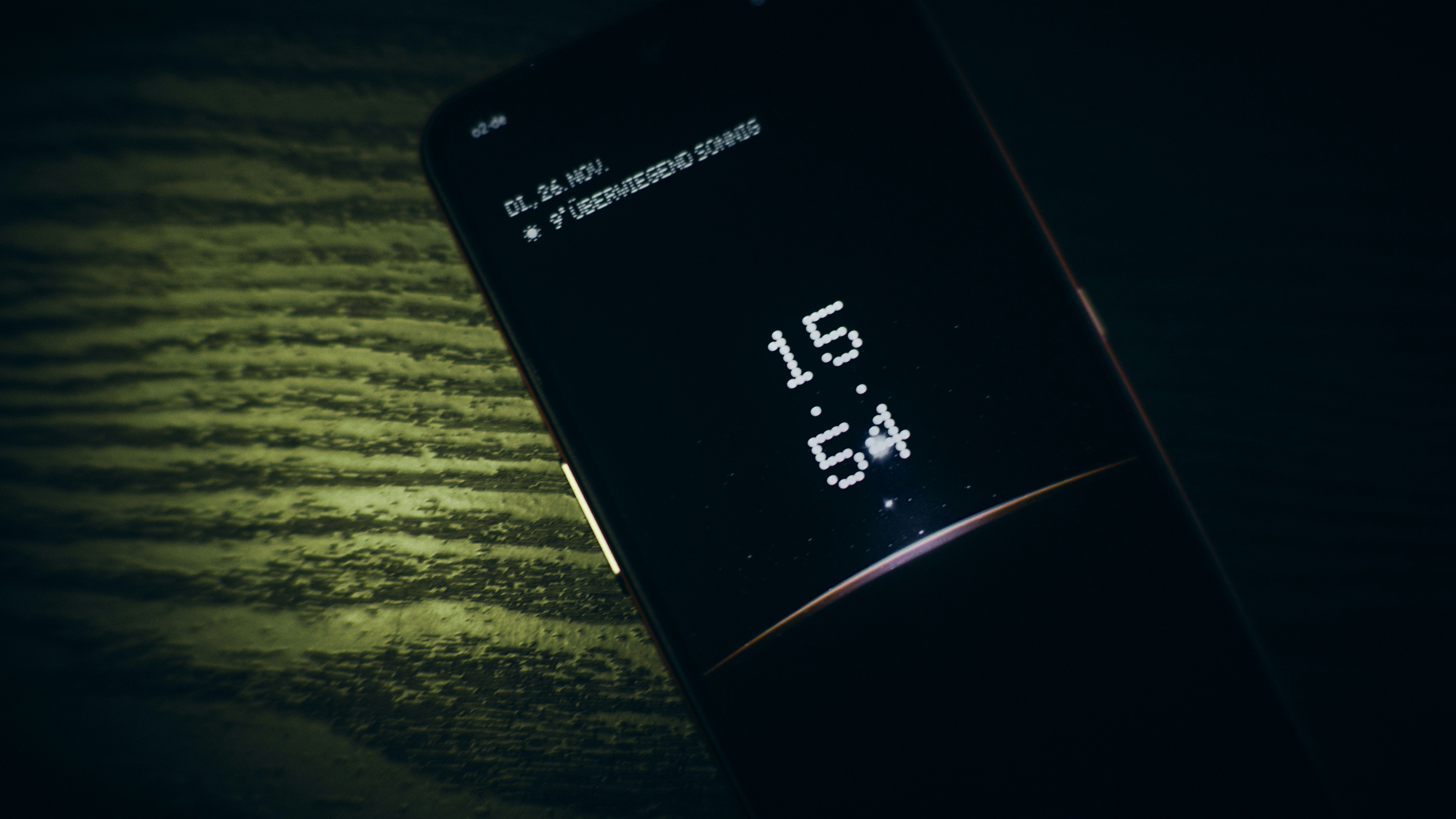 ¿Cómo puedo estimar el costo total de los servicios de teléfono con IA?