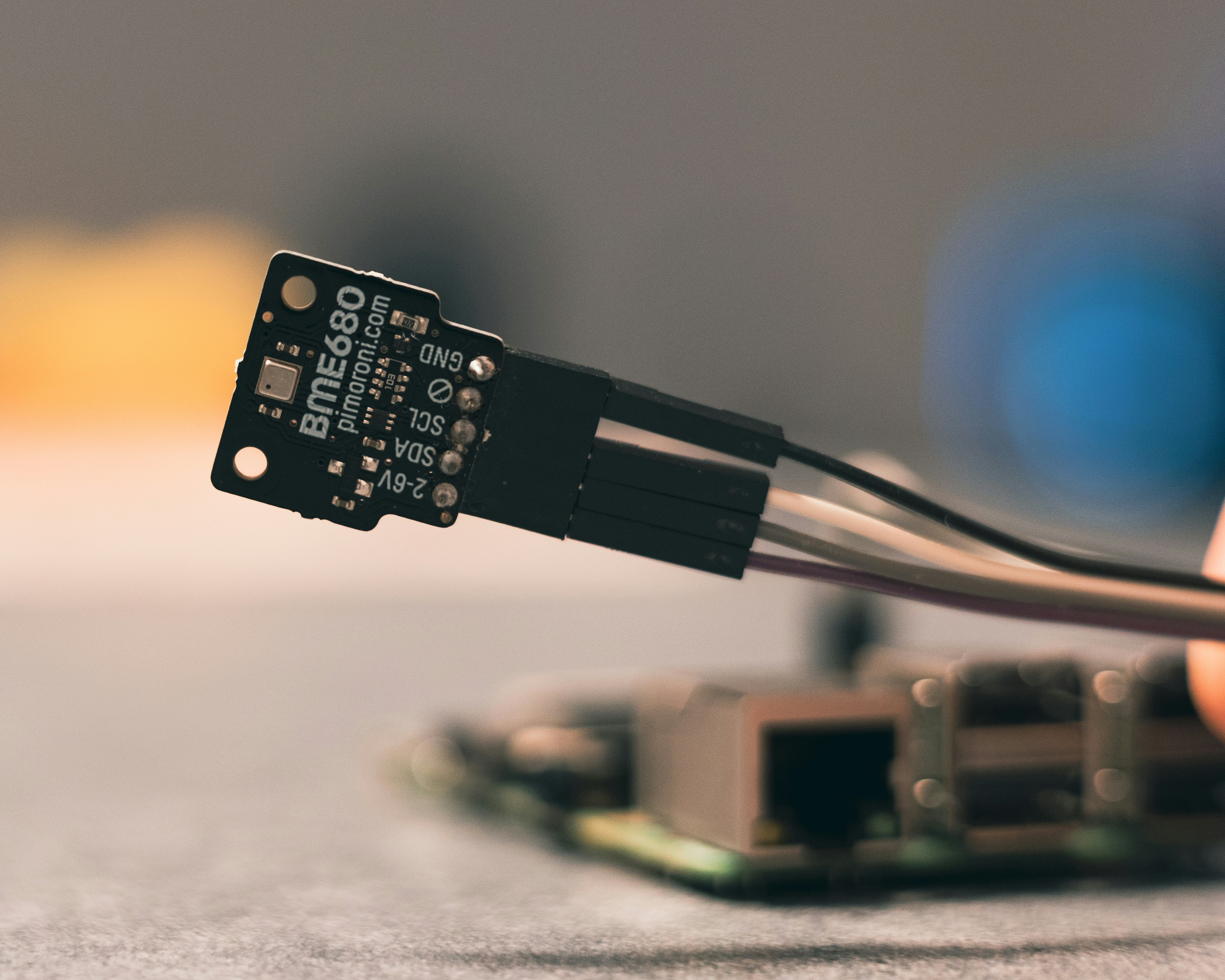 Estimación densa de fuerza con un sensor táctil óptico basado en eventos