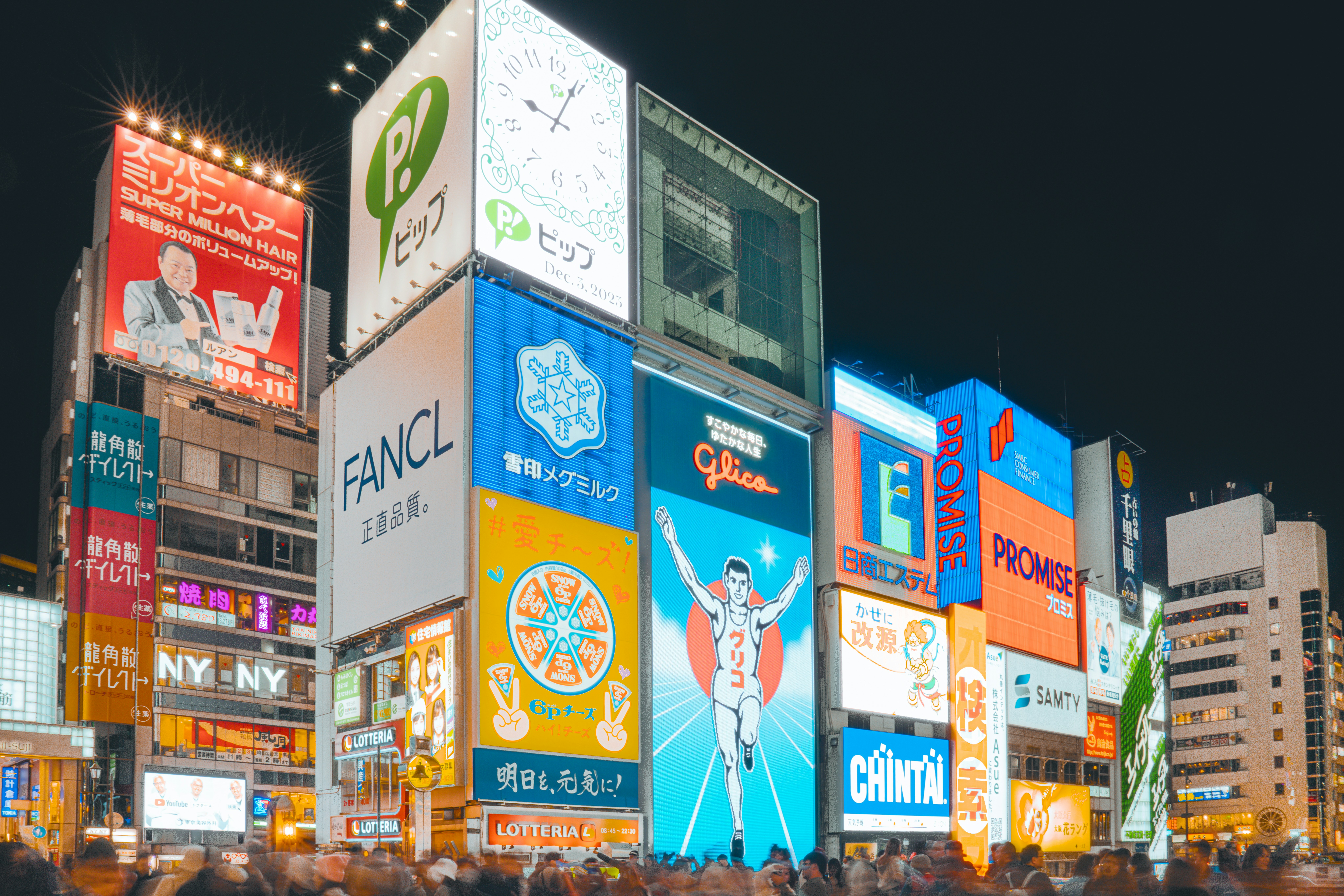 ¿Cómo fortalece la comunicación de la marca en línea la presencia de la marca en los mercados internacionales?