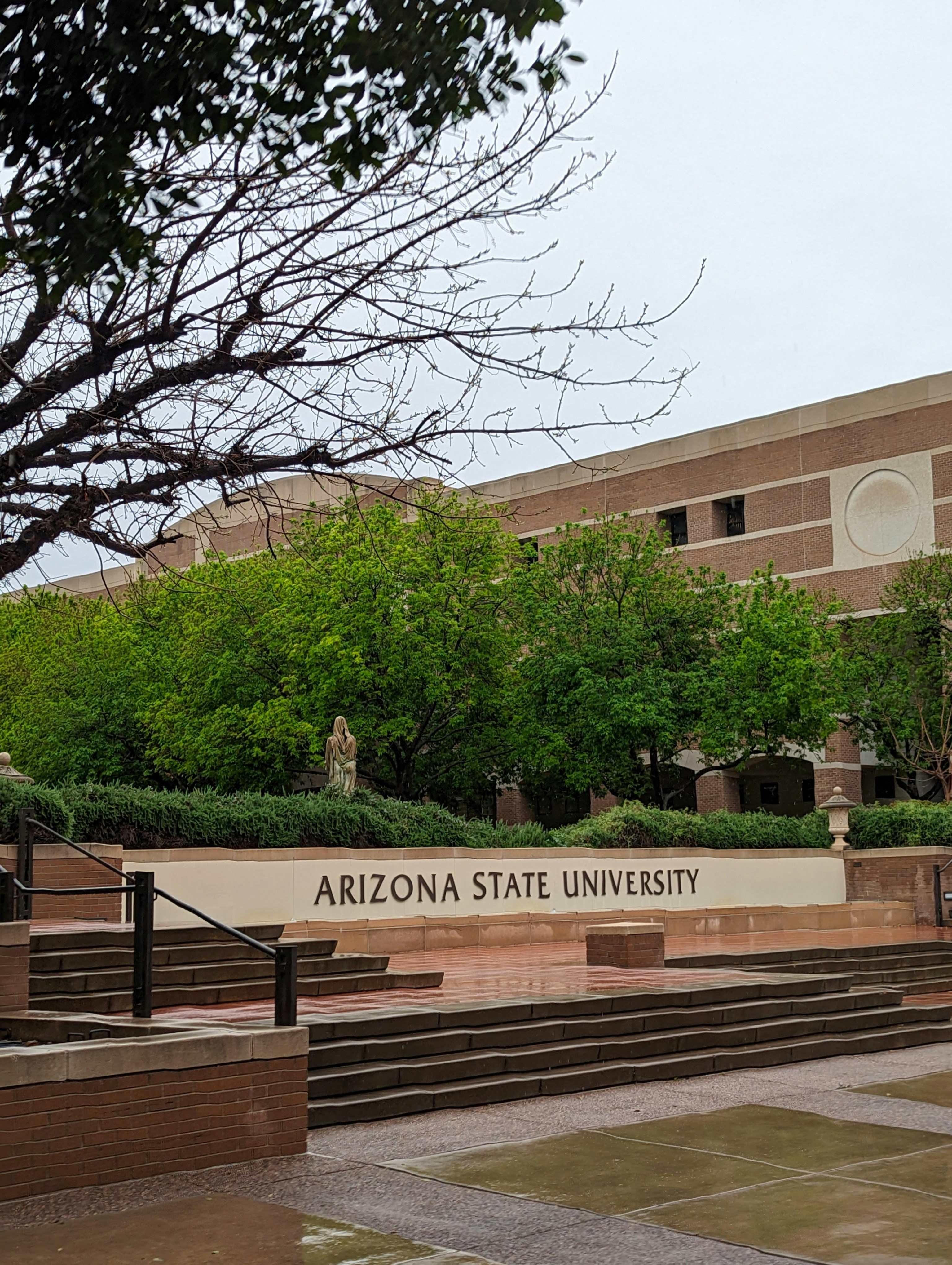 Estudiantes de la Universidad de Arizona abuchean el entusiasmo de Eric Schmidt por la IA durante la ceremonia de graduación