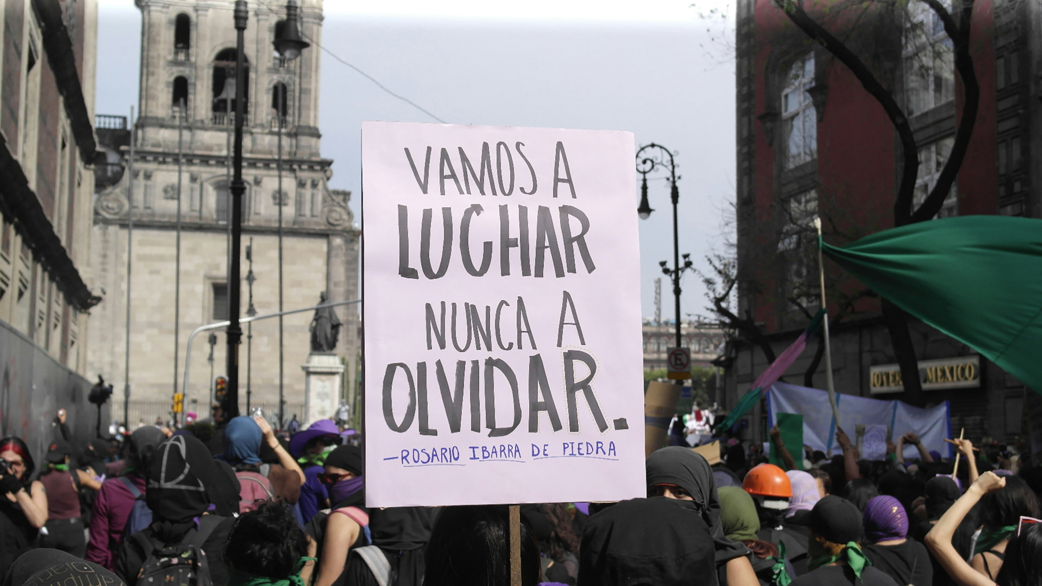 ¿Cuánto dura el ancho infinito? Propagación de señales en recurrencias lineales de largo alcance