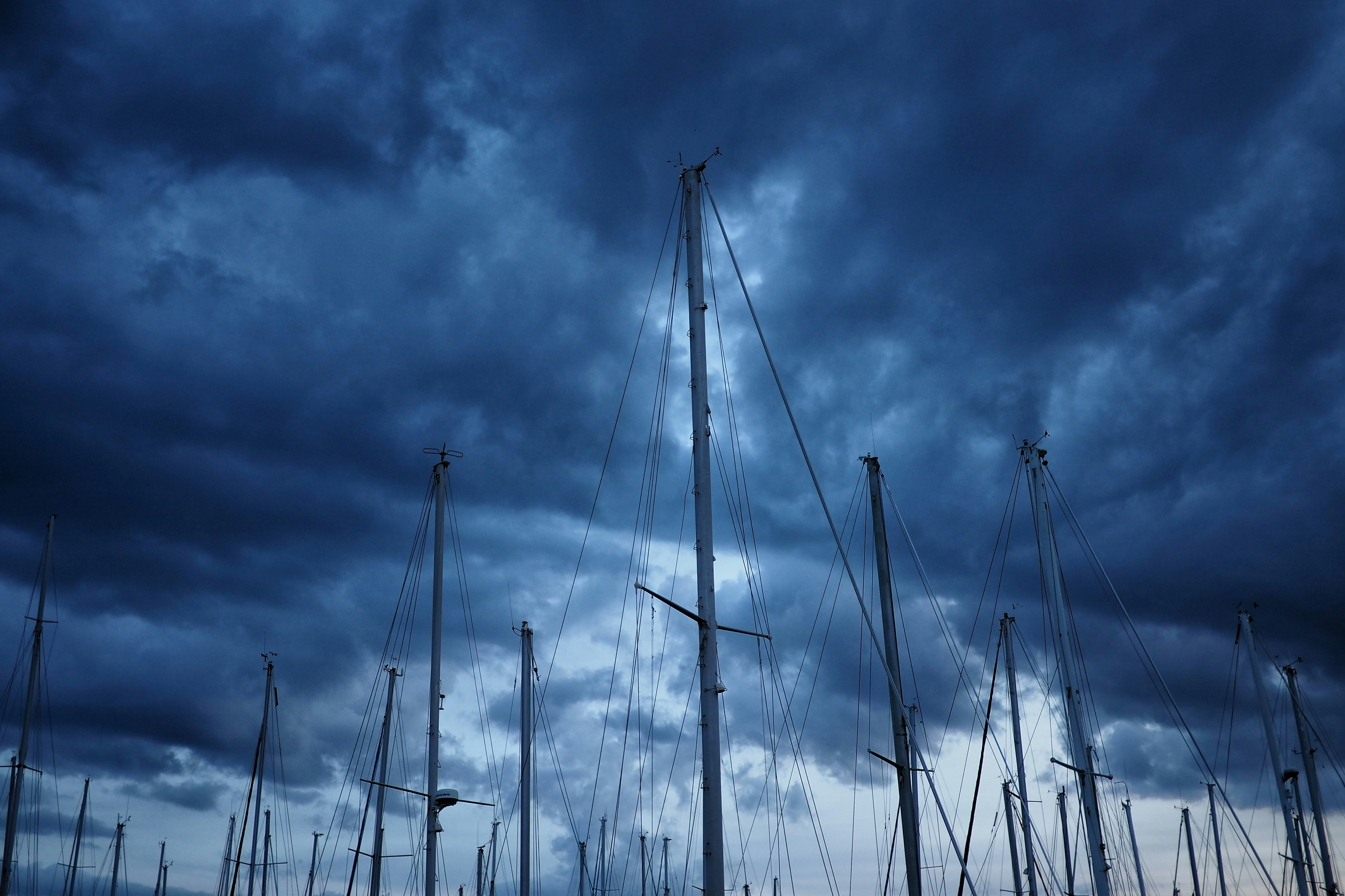 Predicción de impactos de tormentas geomagnéticas en el arrastre de satélites de alta altitud a través de un conjunto híbrido de física y aprendizaje automático