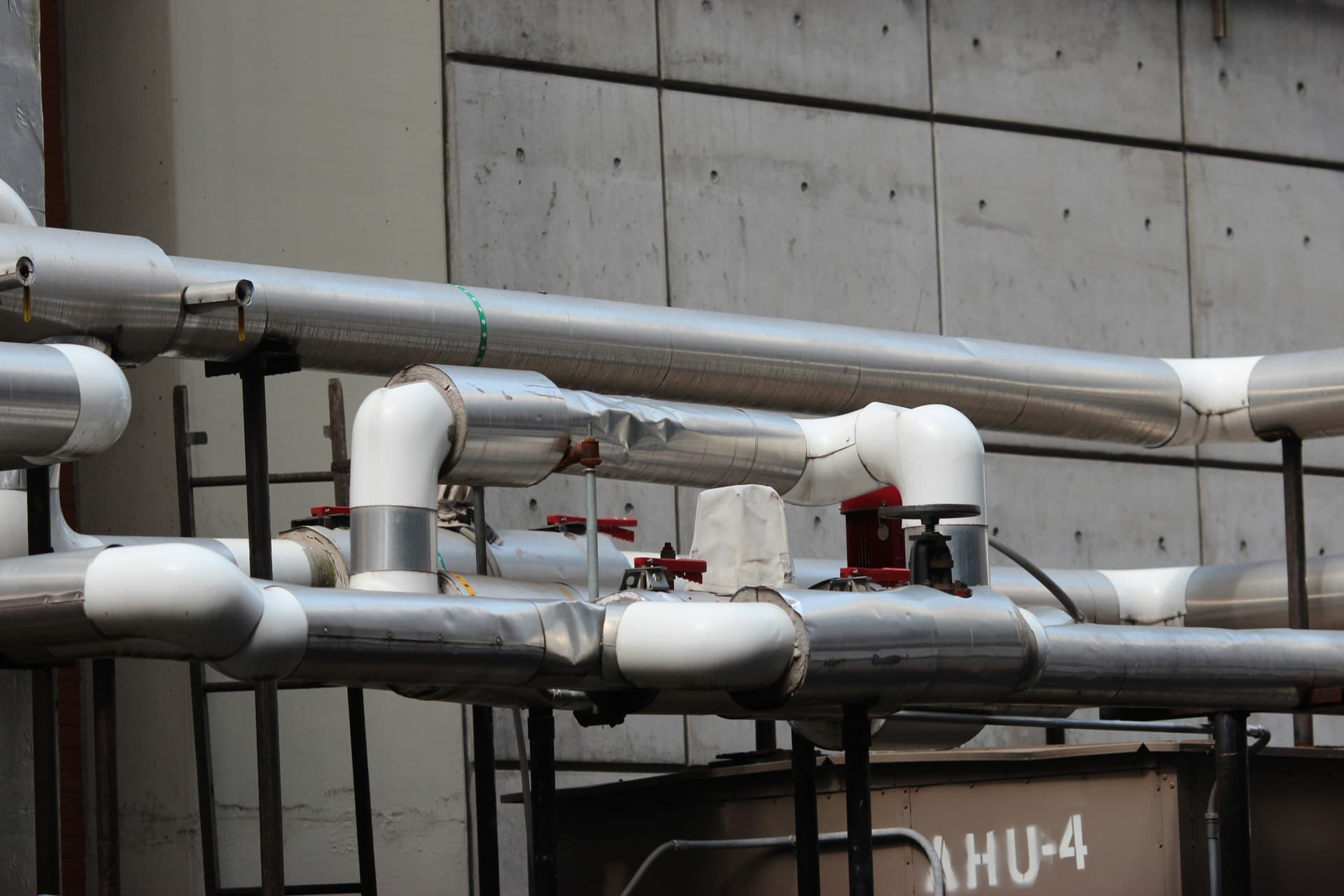 Evaluación automatizada de literatura científica multimodal mediante un proceso de evaluación híbrido