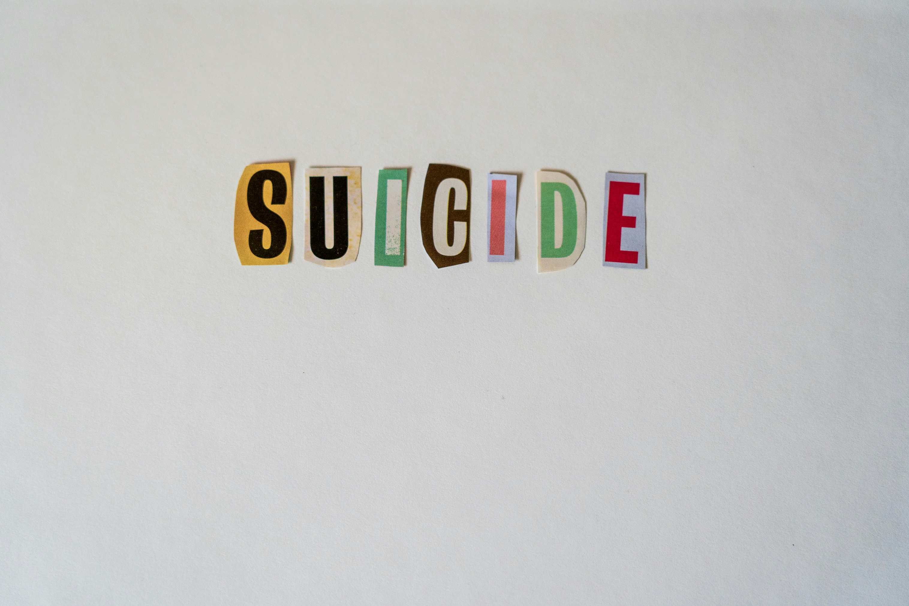 SuiChat-CN: Evaluación comparativa contextual del riesgo de suicidio en chats grupales chinos