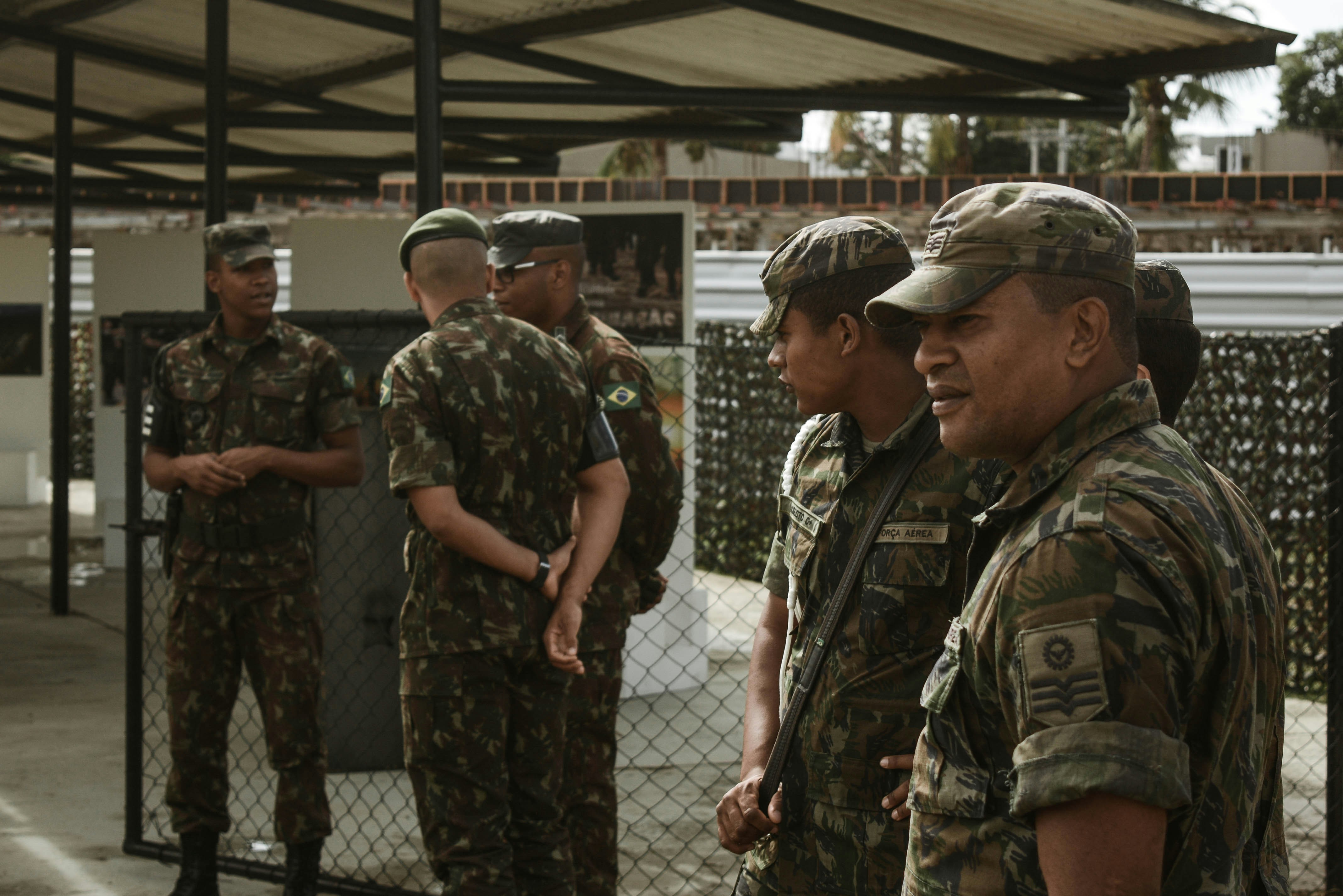 ¿Está disponible el servicio de evaluación de migración de bases de datos en varios idiomas?