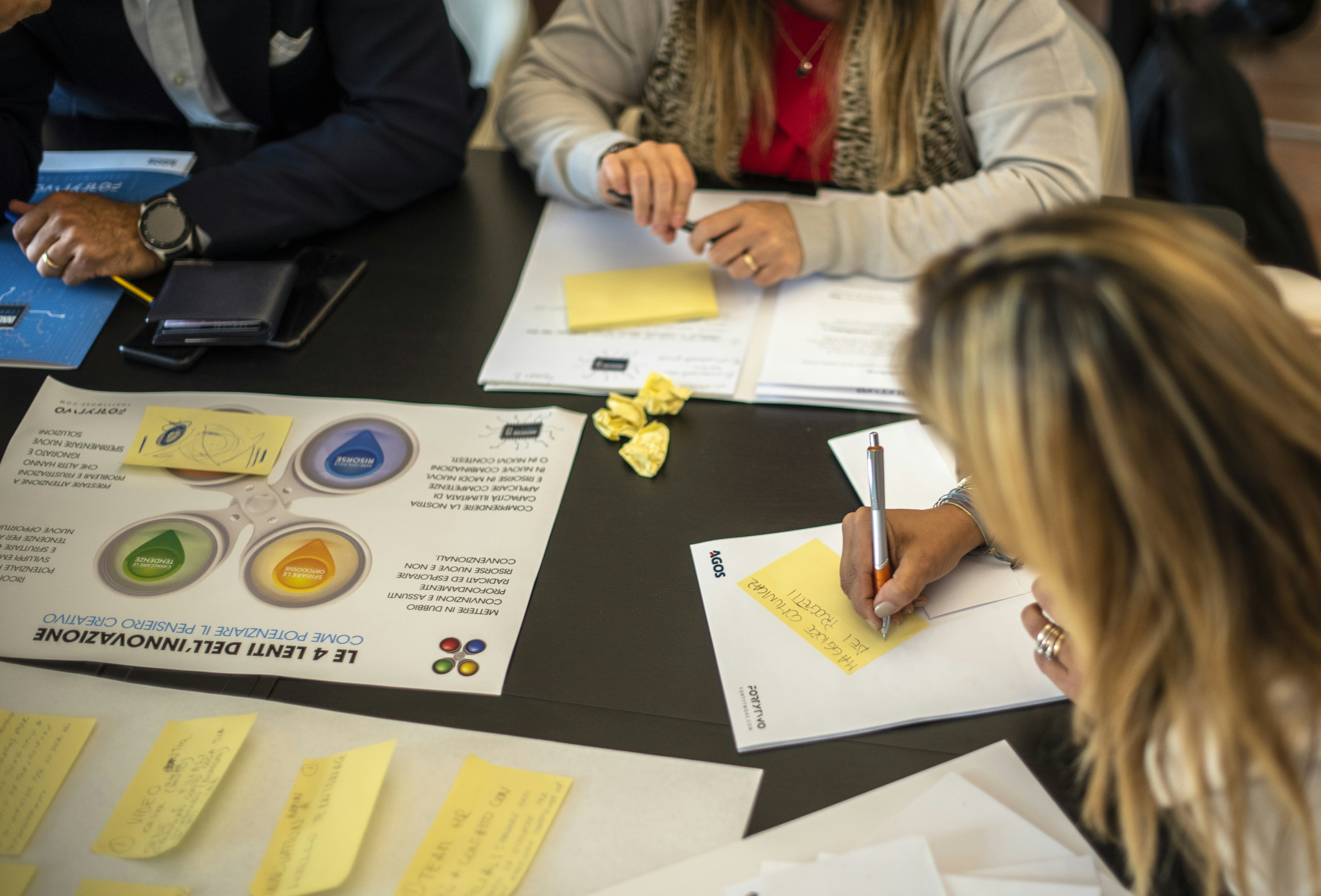 Evaluación de notas comunitarias con simulación multiagente