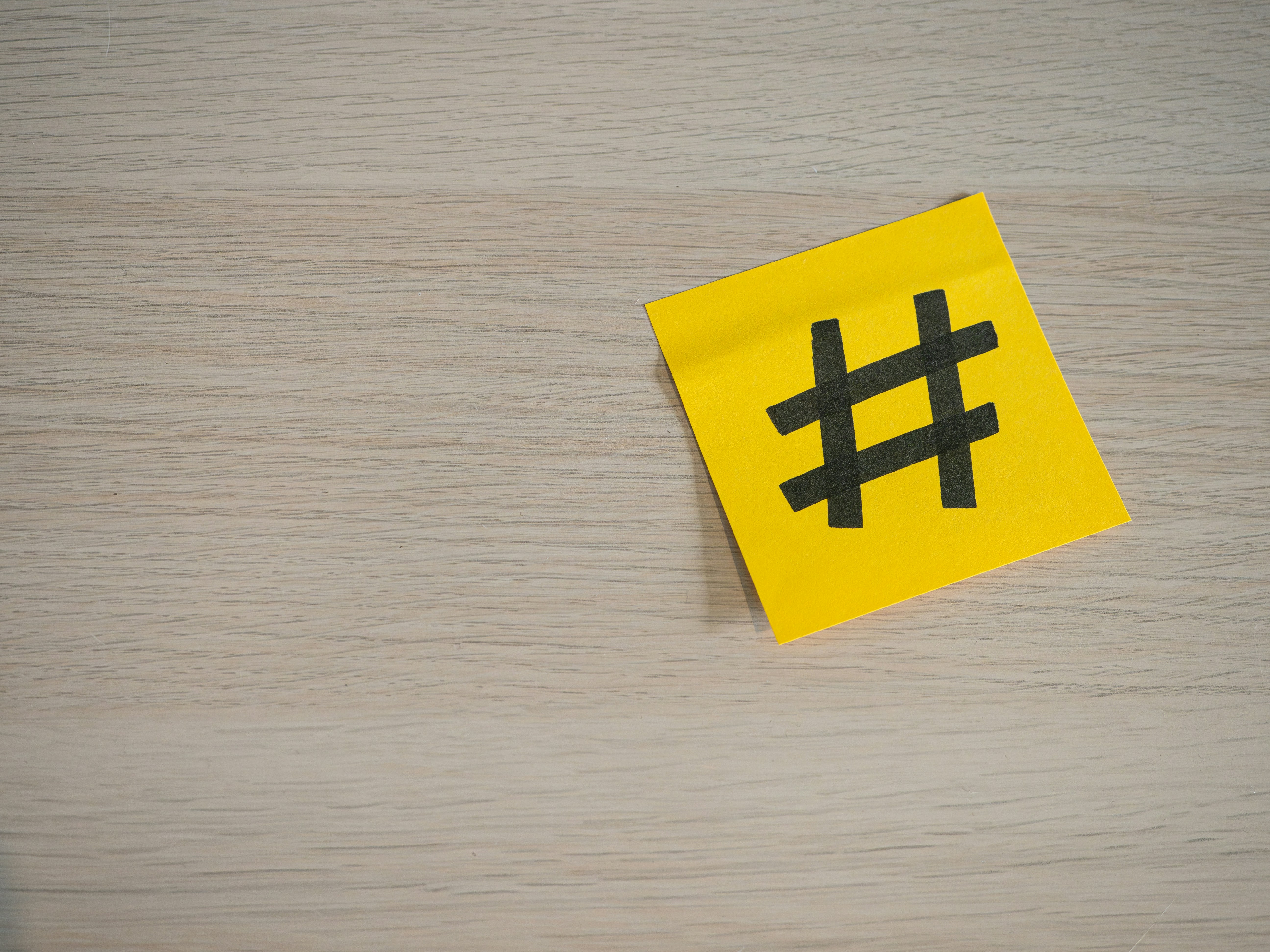 Cómo se relaciona la búsqueda de cuentas con la investigación de hashtags?