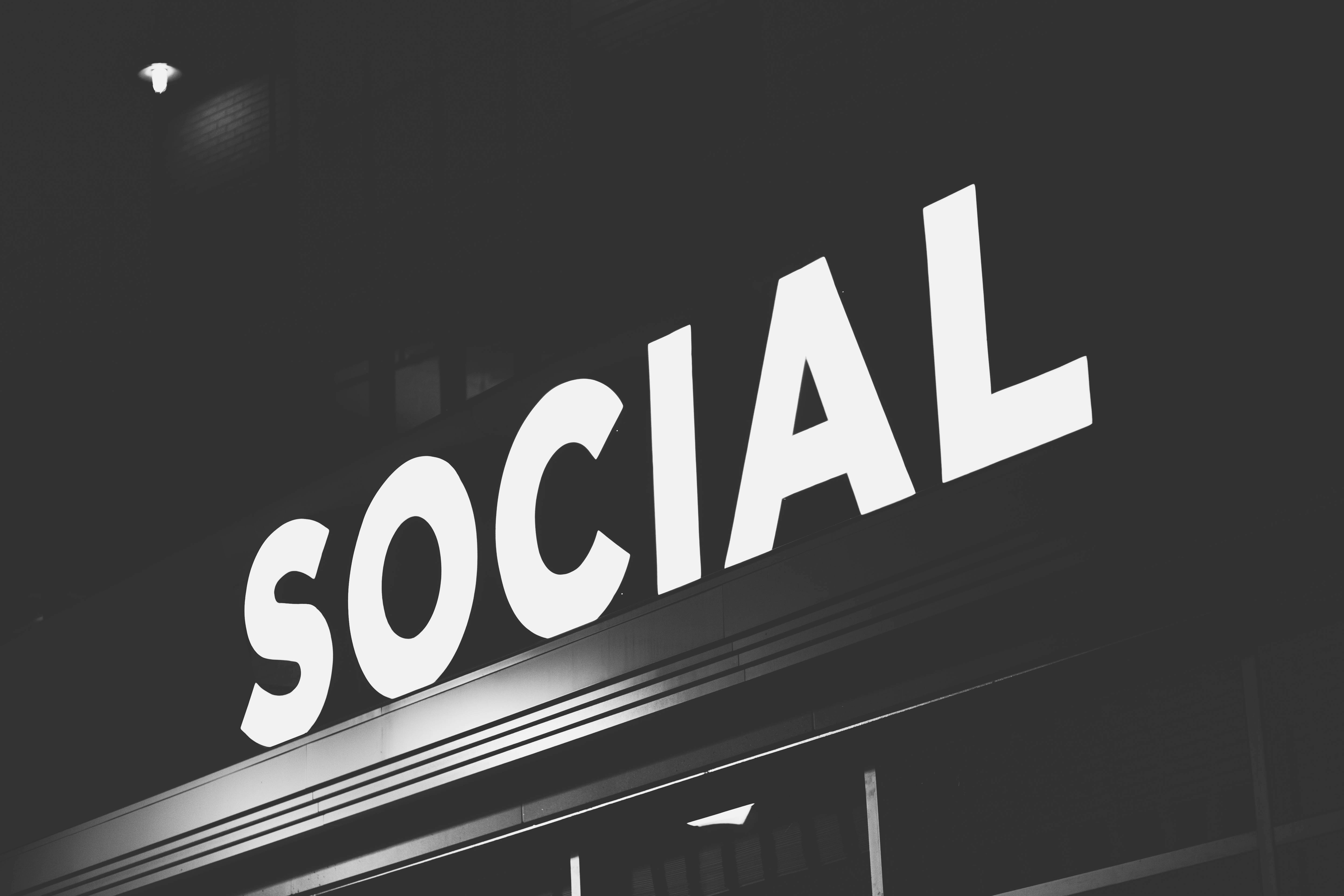 ¿Son los LLMs socialmente adaptativos? Contrastando la evolución de creencias en modelos de lenguaje grandes y humanos.