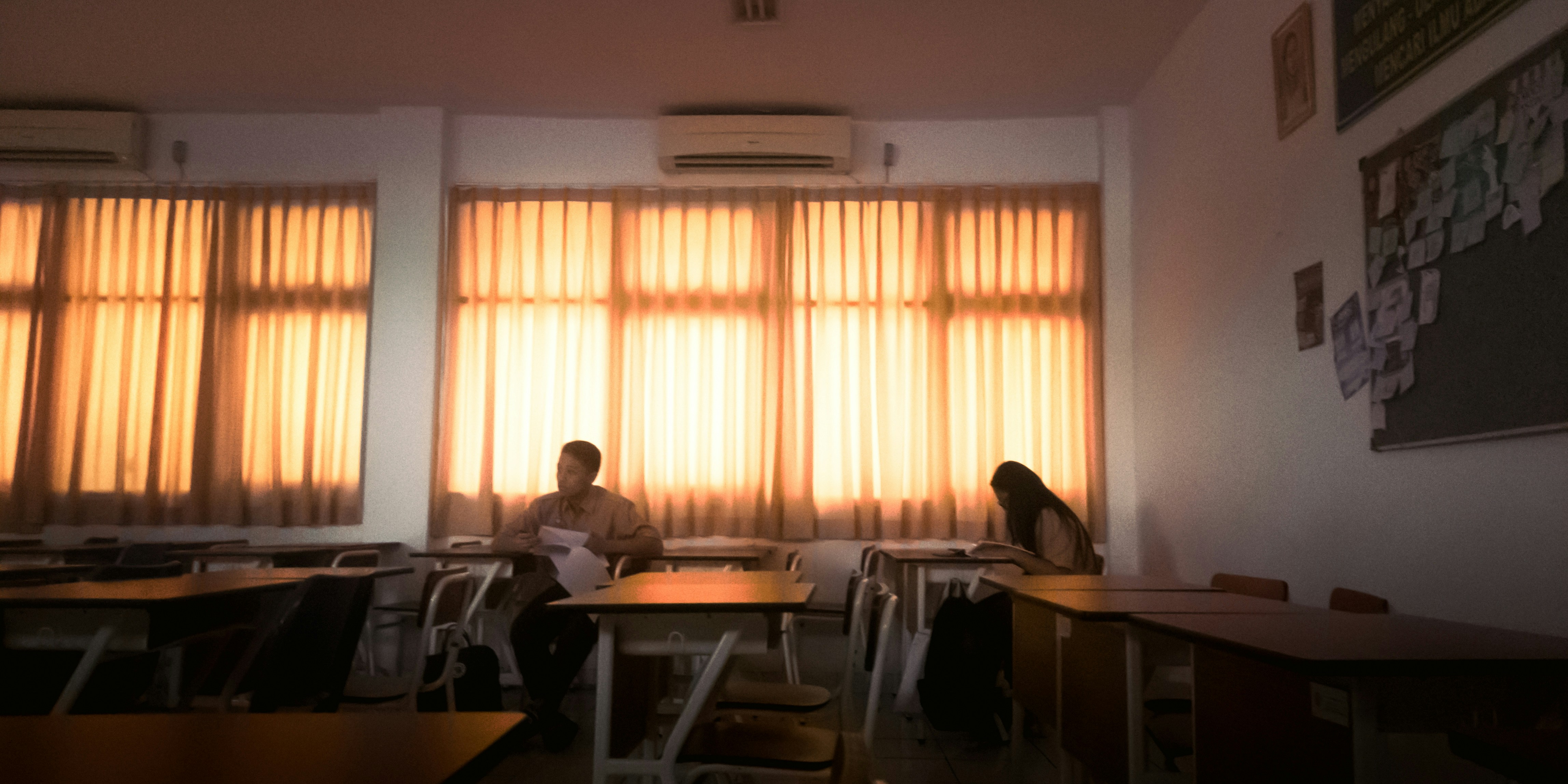 Aprender cuándo detenerse: Aprendizaje por imitación selectiva bajo cambios arbitrarios de dinámica