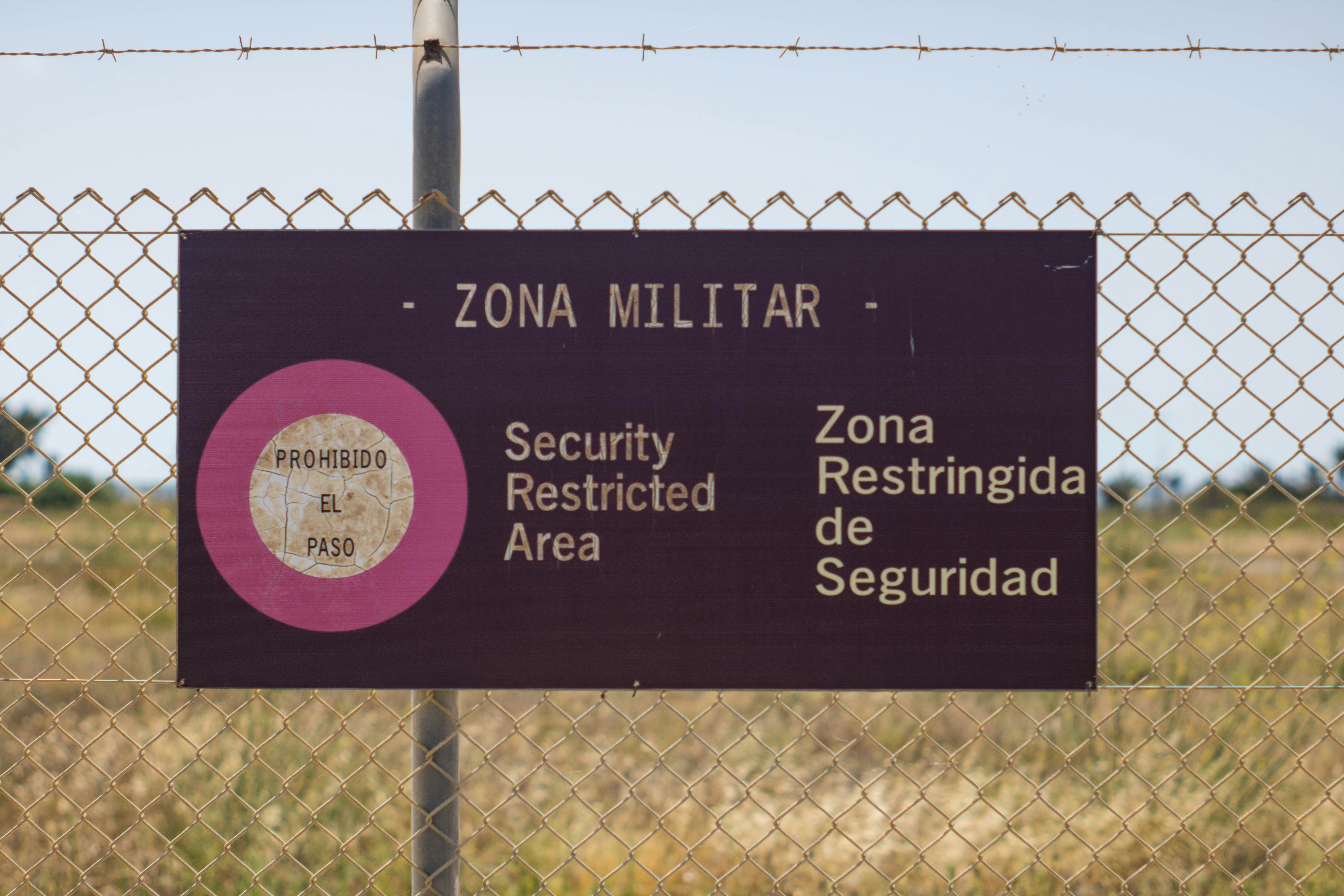 Seguridad de la IA como control de la irreversibilidad: Un marco de sistemas para los límites de energía de decisión y soberanía