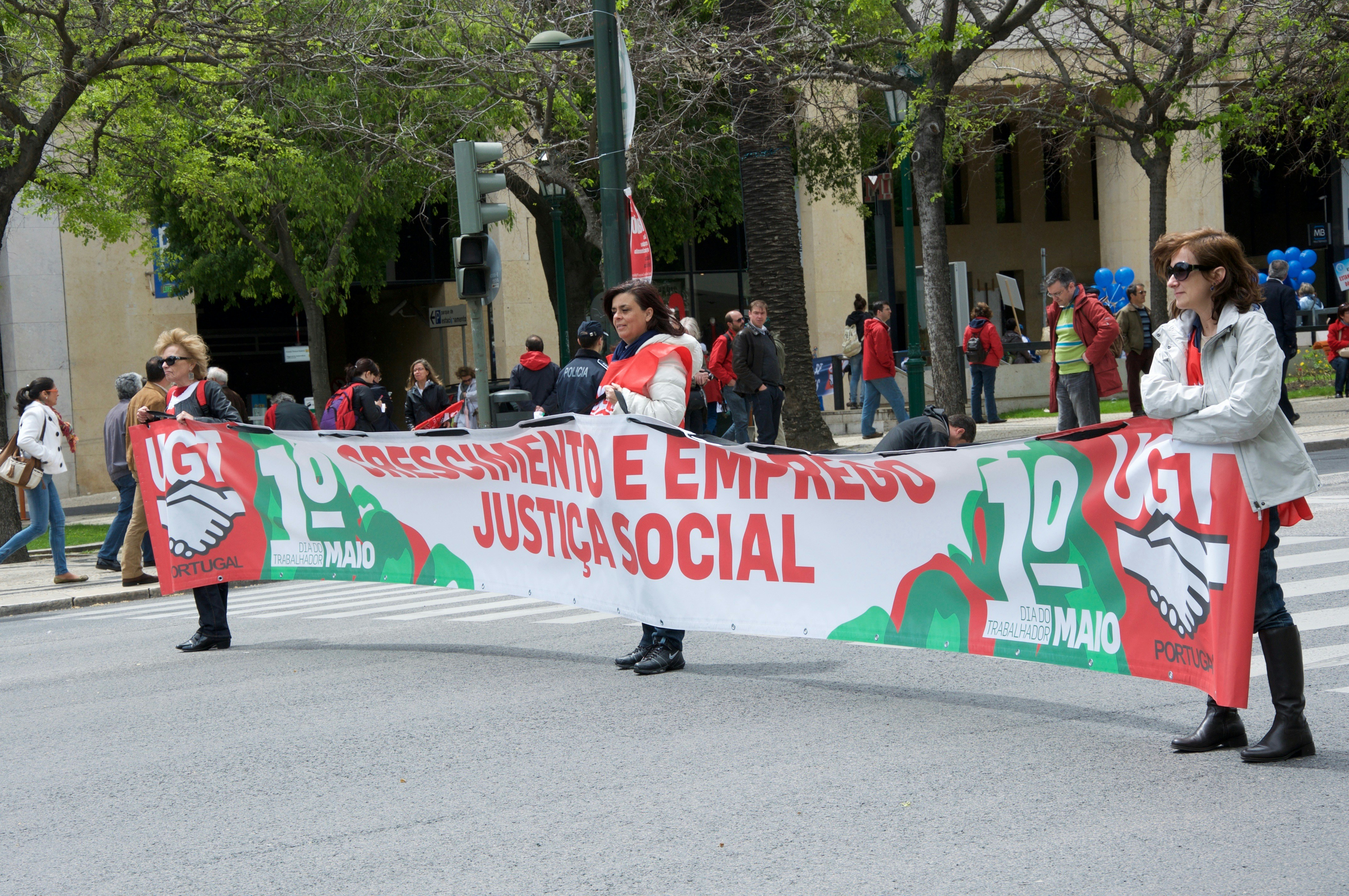 Transmisión social emergente de representaciones basadas en modelos sin inferencia