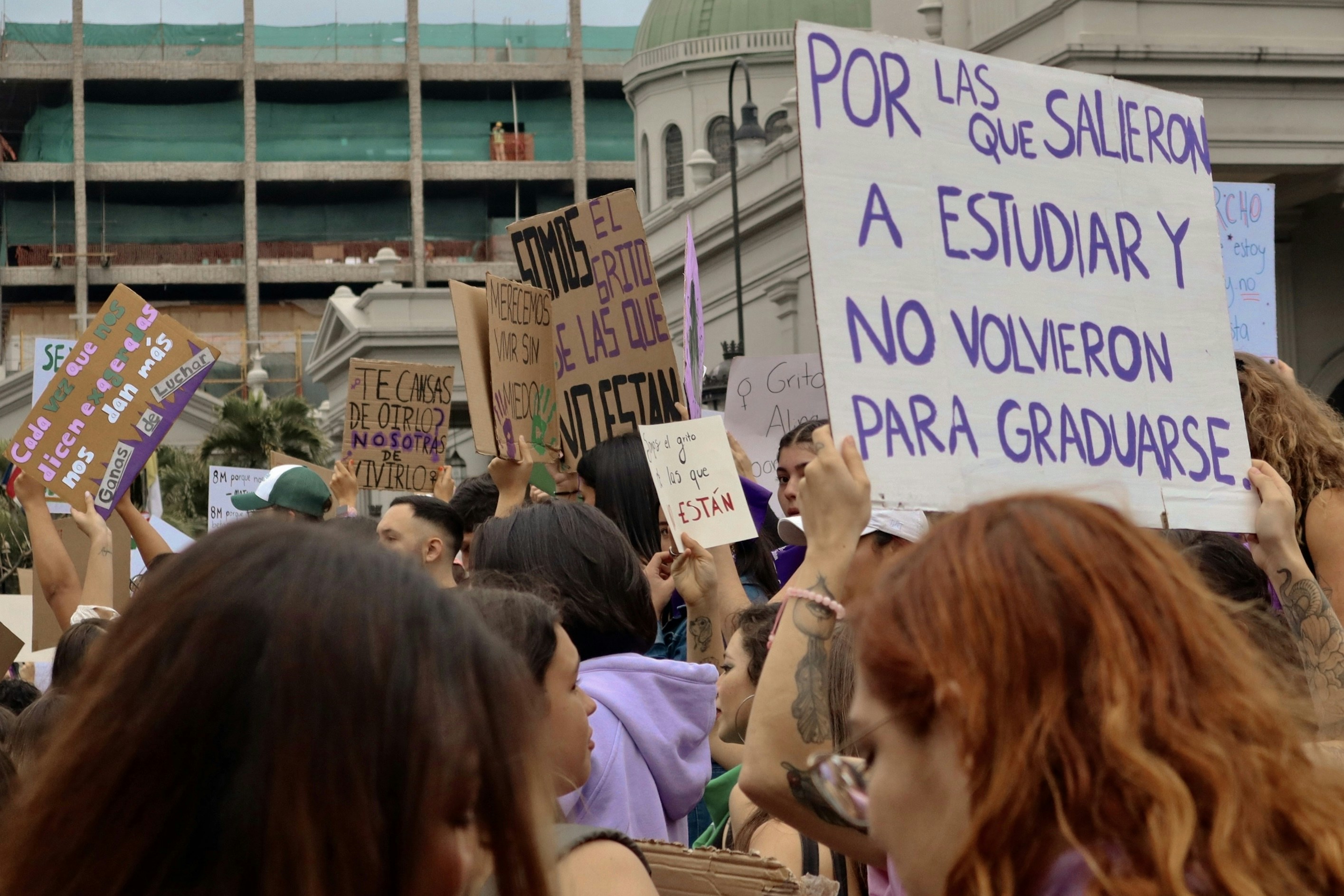 La generalización del modelo de difusión puede caracterizarse por sesgos inductivos hacia una variedad de cresta dependiente de los datos.