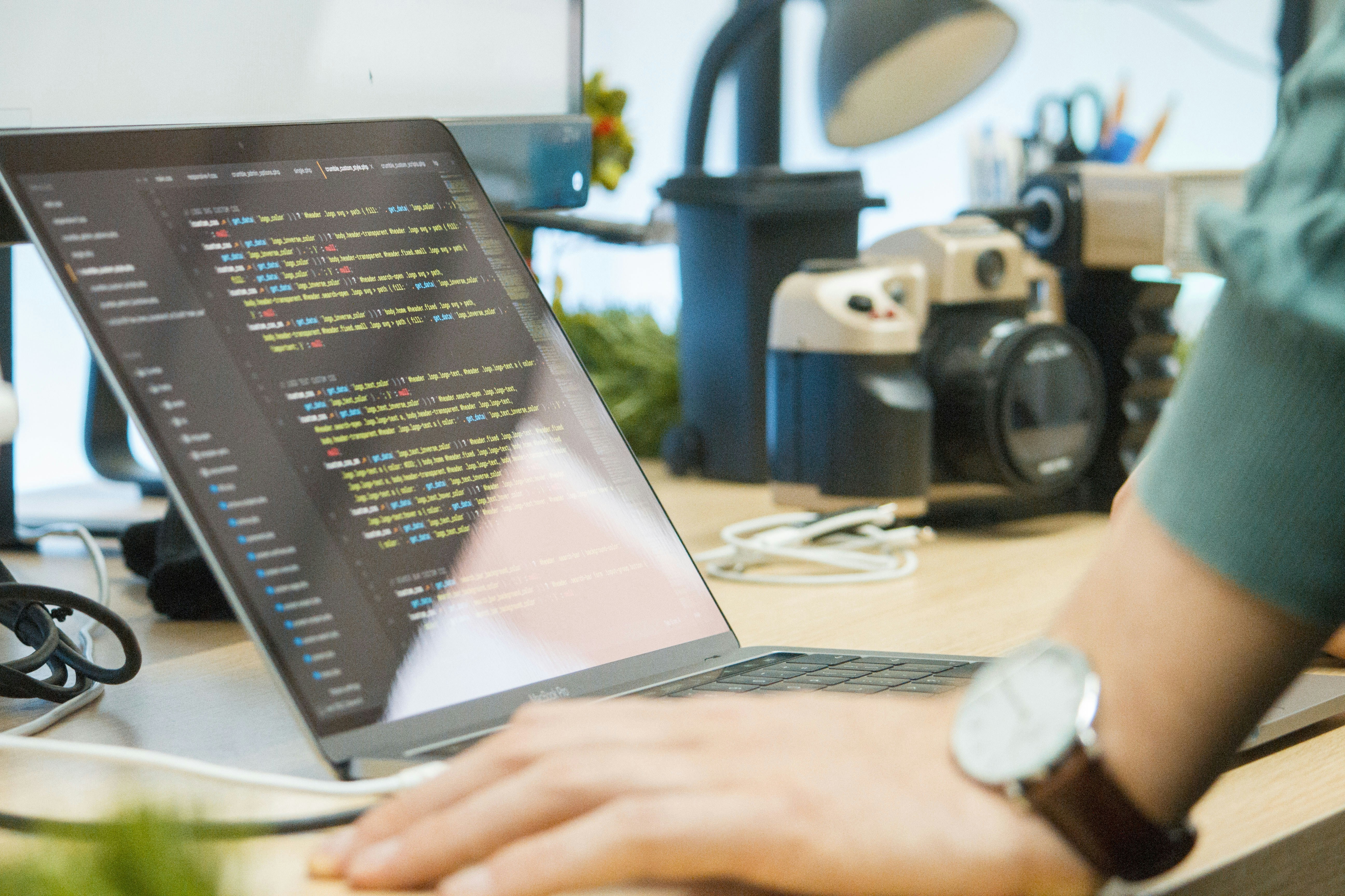 Qué industrias obtienen mayores beneficios del desarrollo de software impulsado por inteligencia artificial?