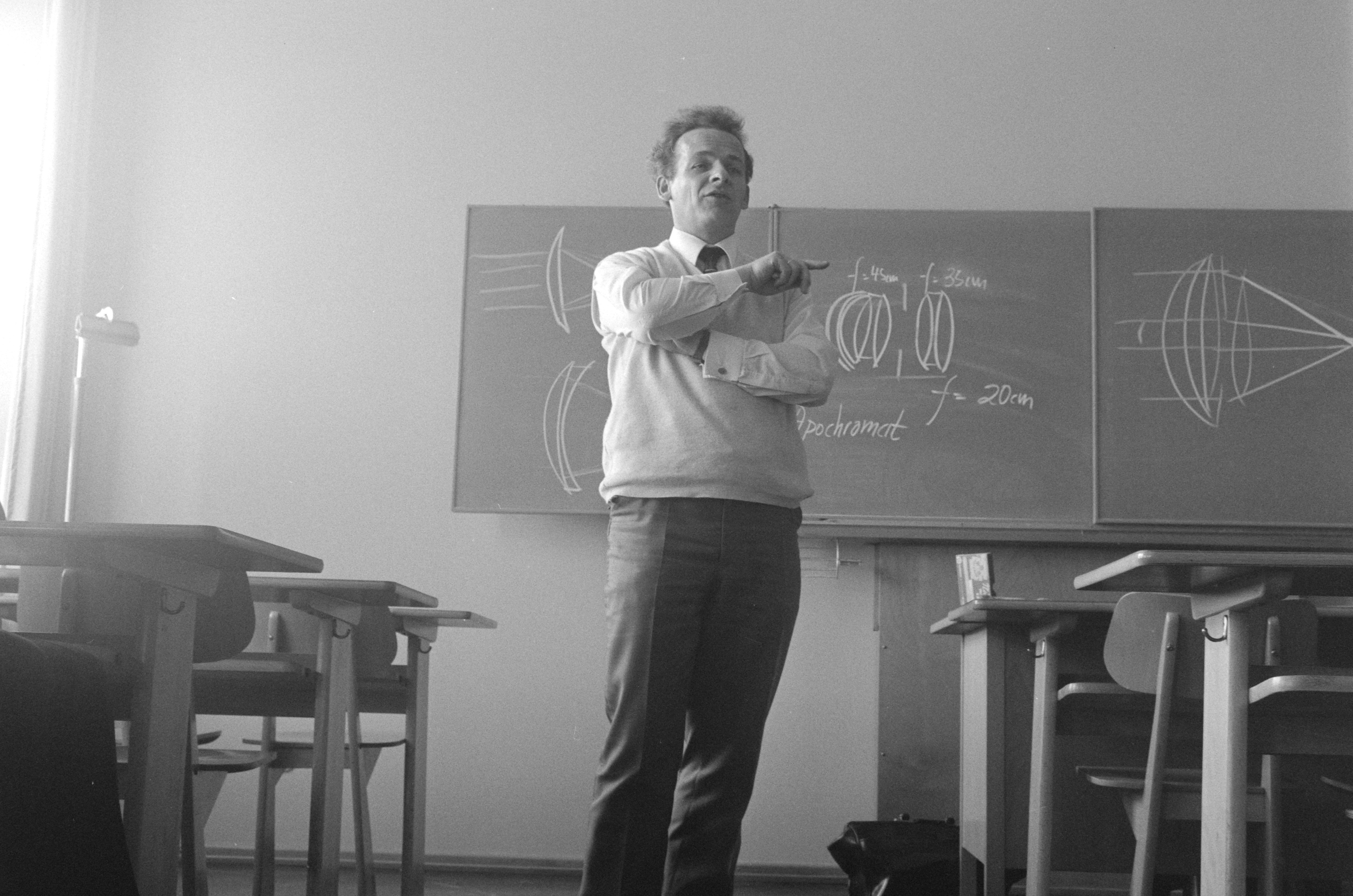 Exposición adaptativa del maestro para autodestilación en el razonamiento de LLM