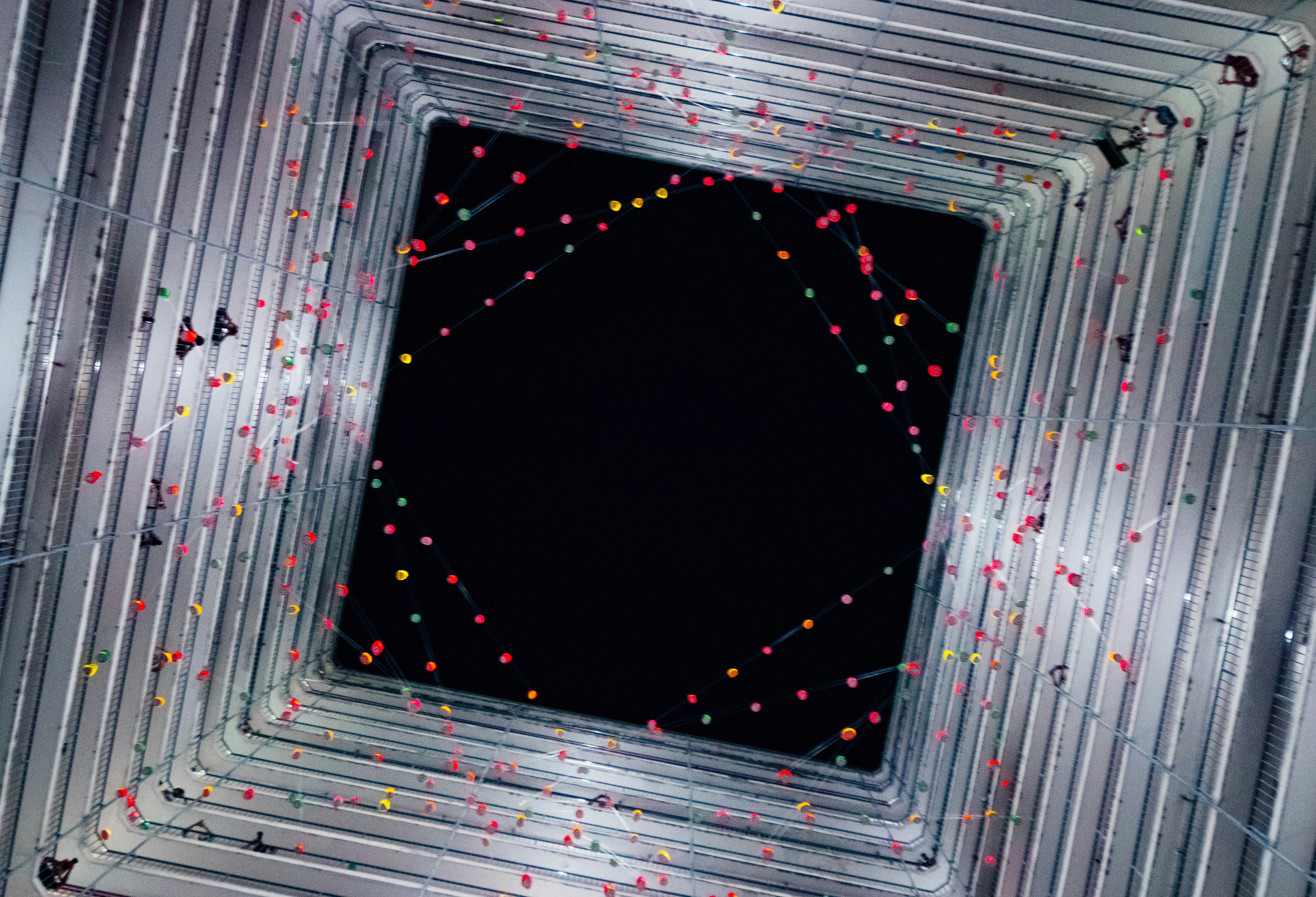 Extracción mejorada de fotones individuales a través de arquitecturas de puntos cuánticos núcleo-cáscara y enfriamiento estocástico adaptativo