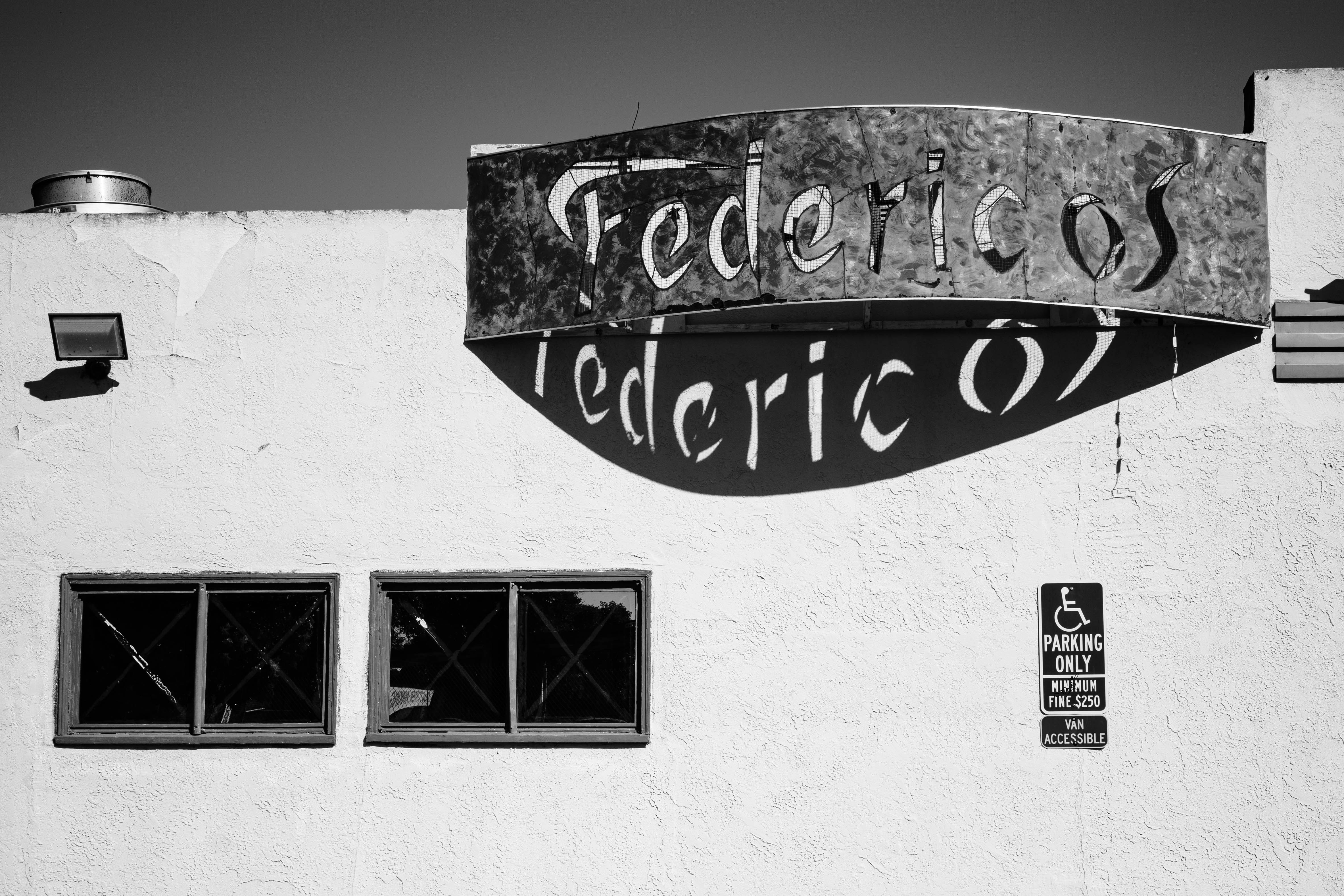 Fed-BAC: Agrupamiento Aditivo Guiado por Bandidos Federados en Aprendizaje Federado Jerárquico