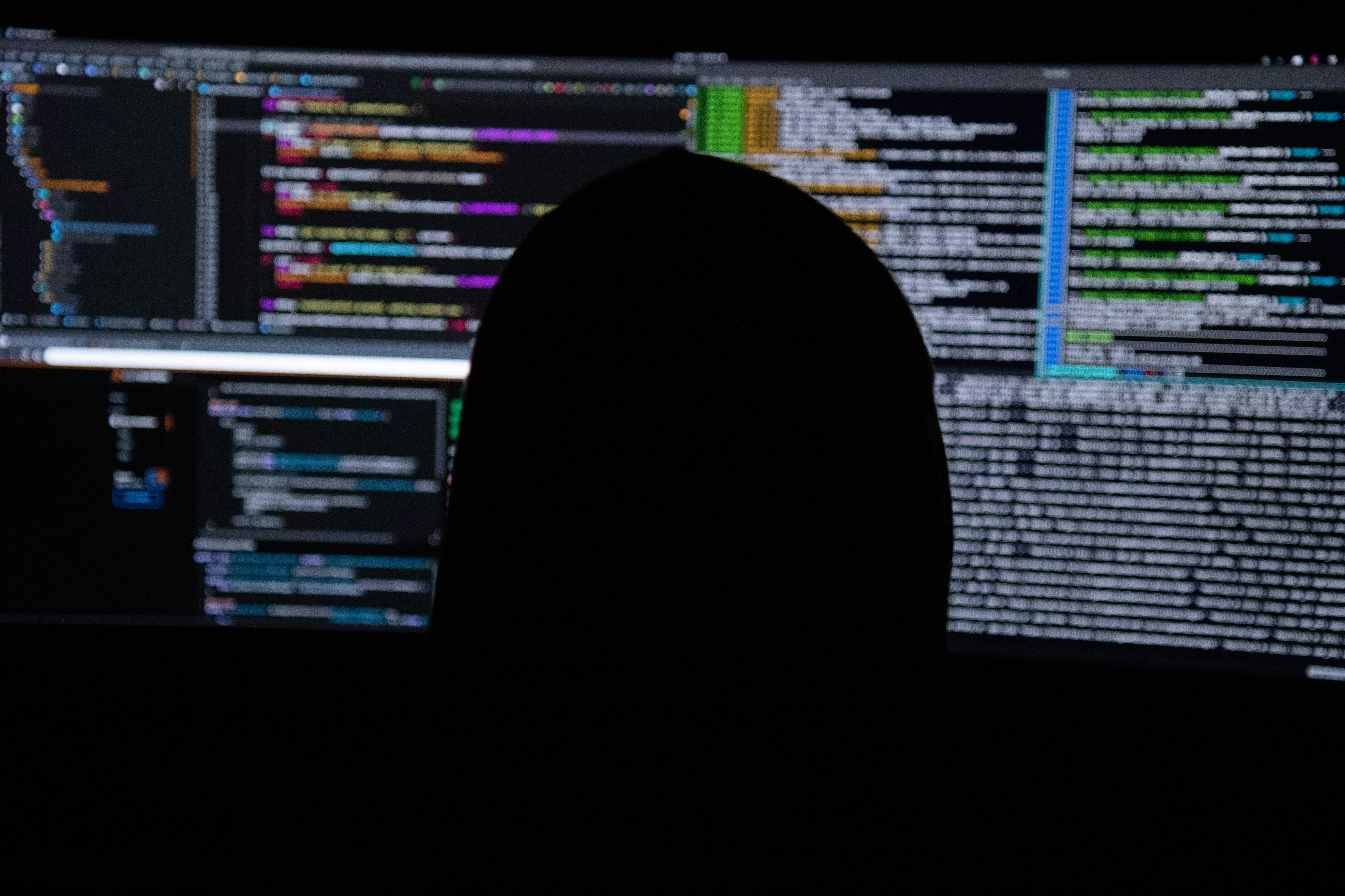FORGE: Sistema Multi-Agente de Explotación y Detección Graduada