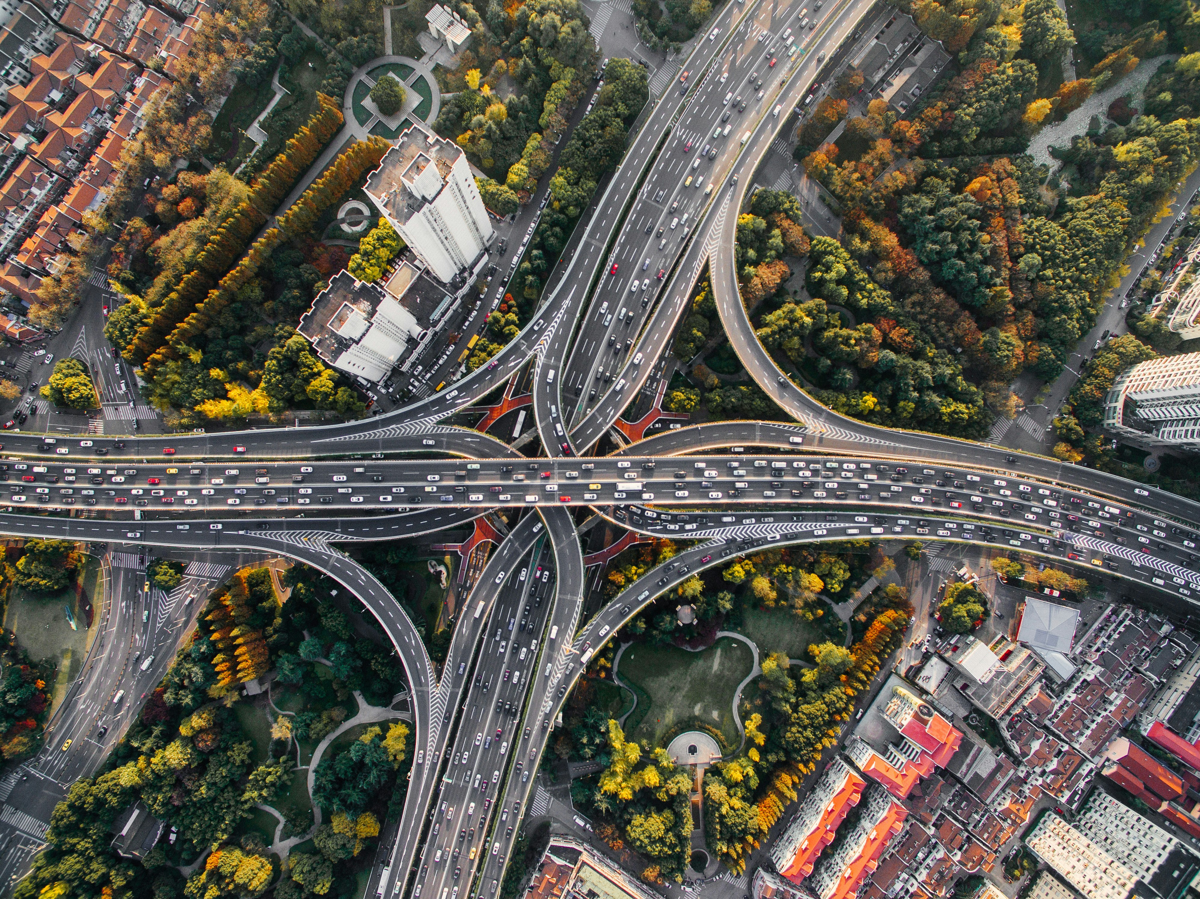 Formulaciones cónicas de métricas de transporte para redes e hiperredes