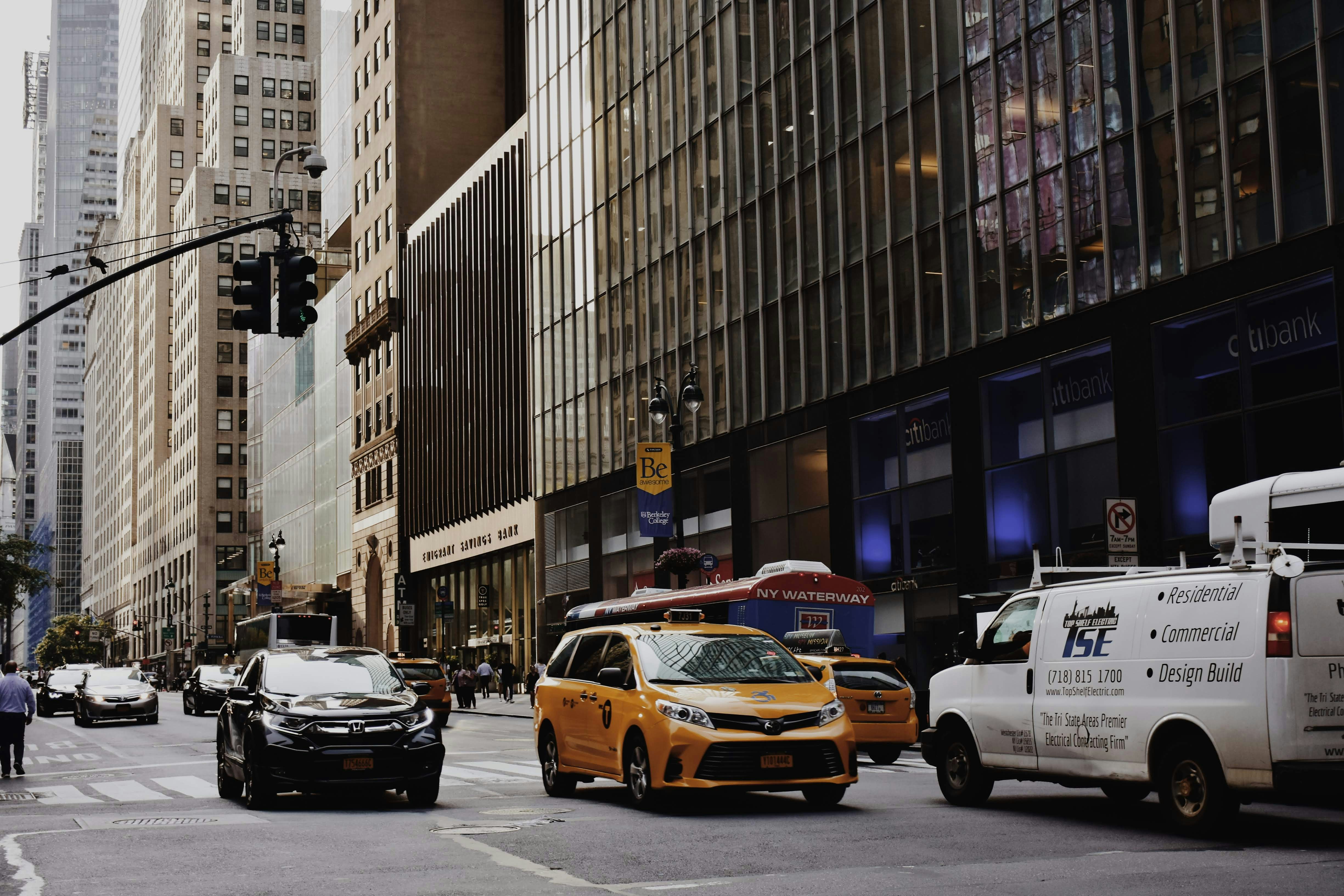 Ganancias del transporte público y cambios desiguales en demanda tras peaje NYC