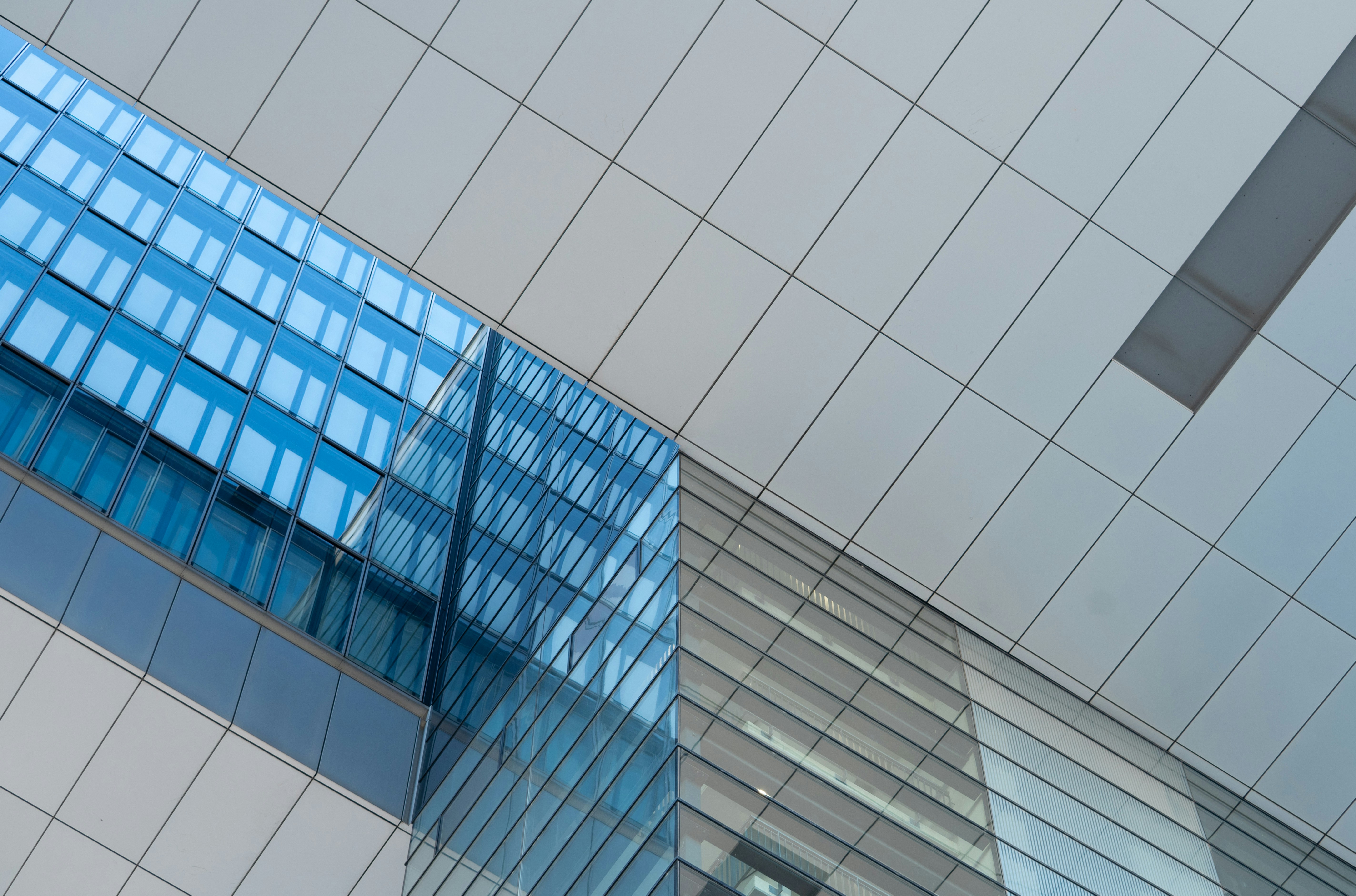 ¿Qué garantías o SLAs ofrece Q2BSTUDIO para los servicios comerciales de n8n?