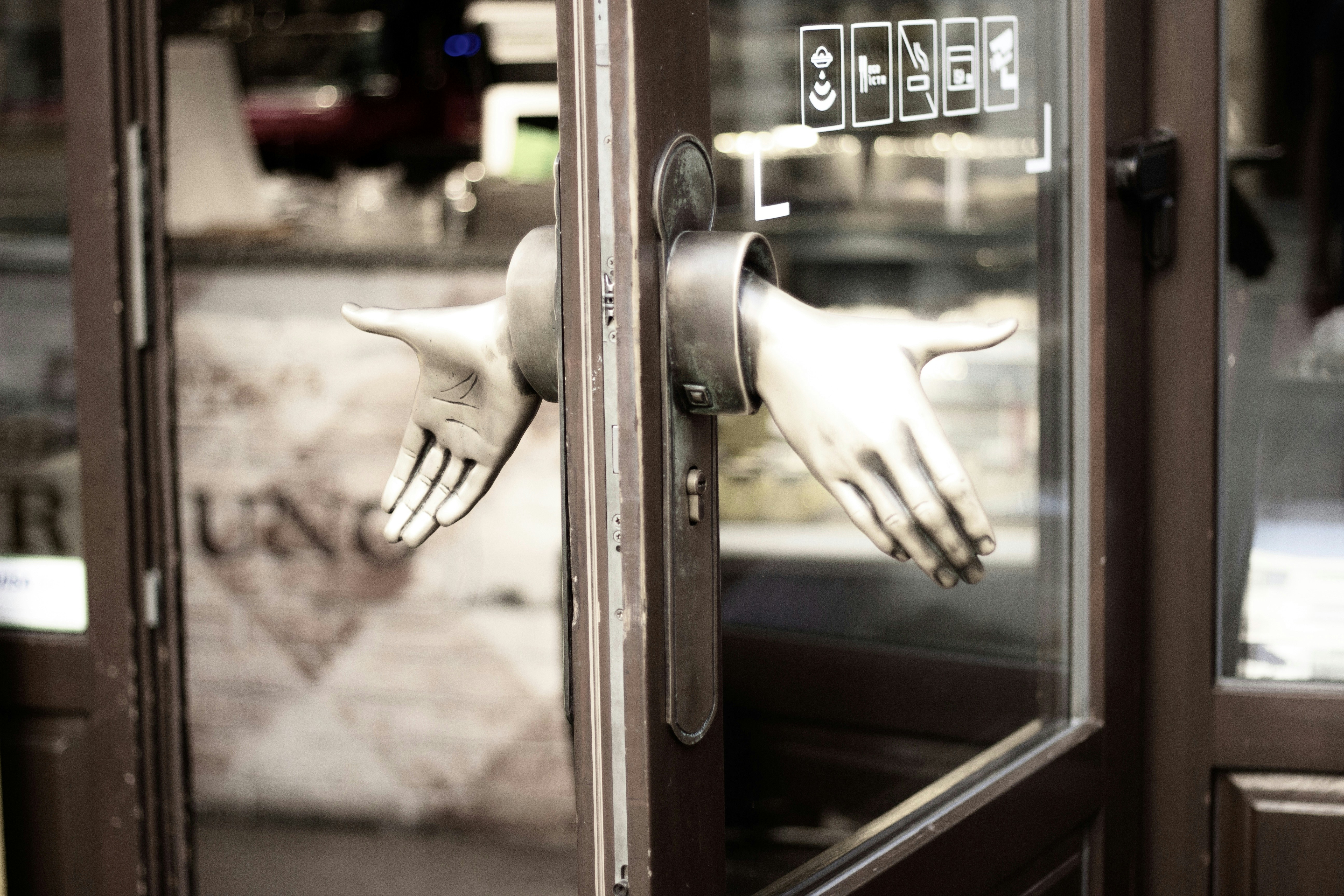 ¿Cómo puede la gerencia garantizar la adopción de la automatización de cotizaciones de catering?