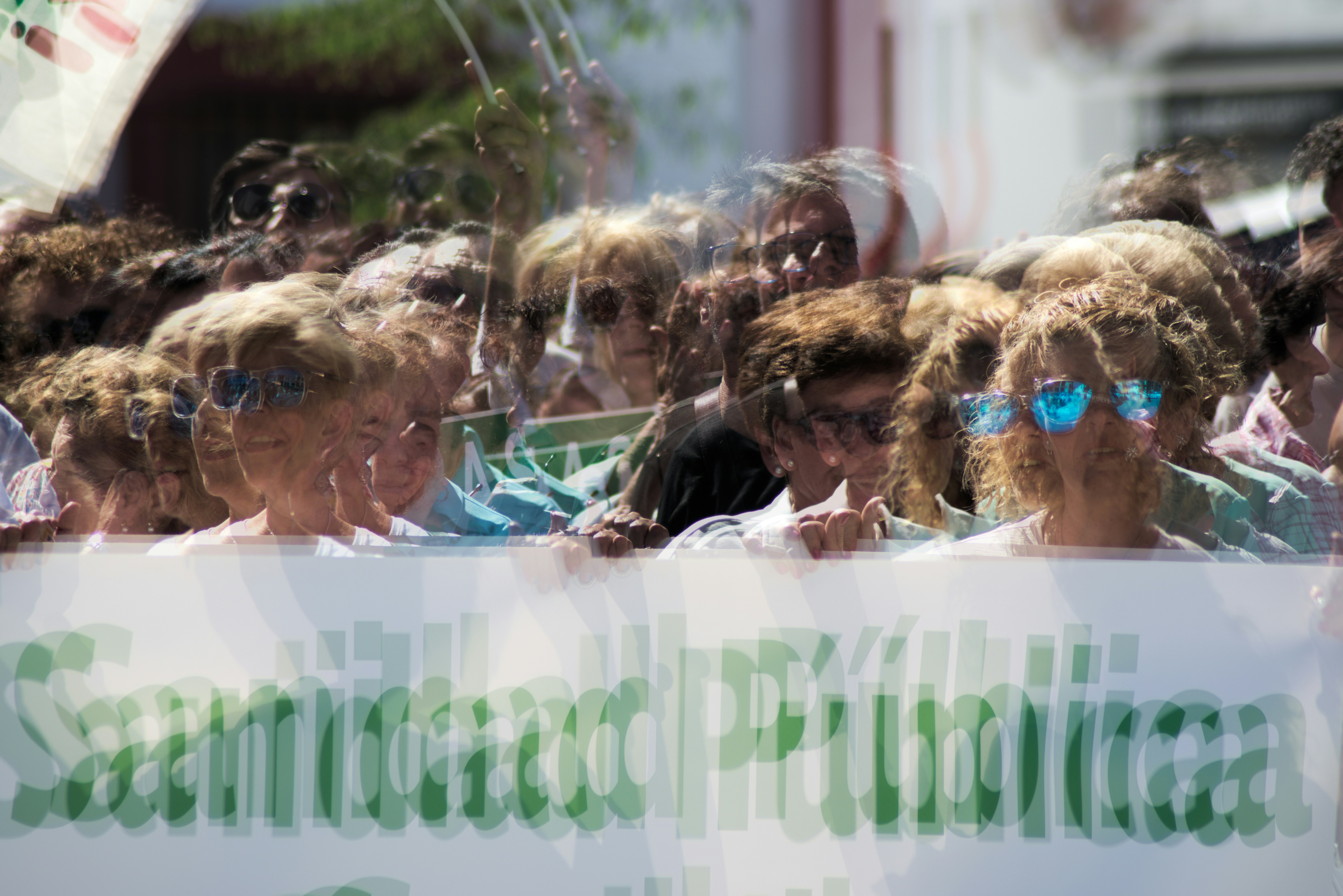 Cerca de la política: Acelerando la destilación en política mediante generación asíncrona y empaquetado selectivo
