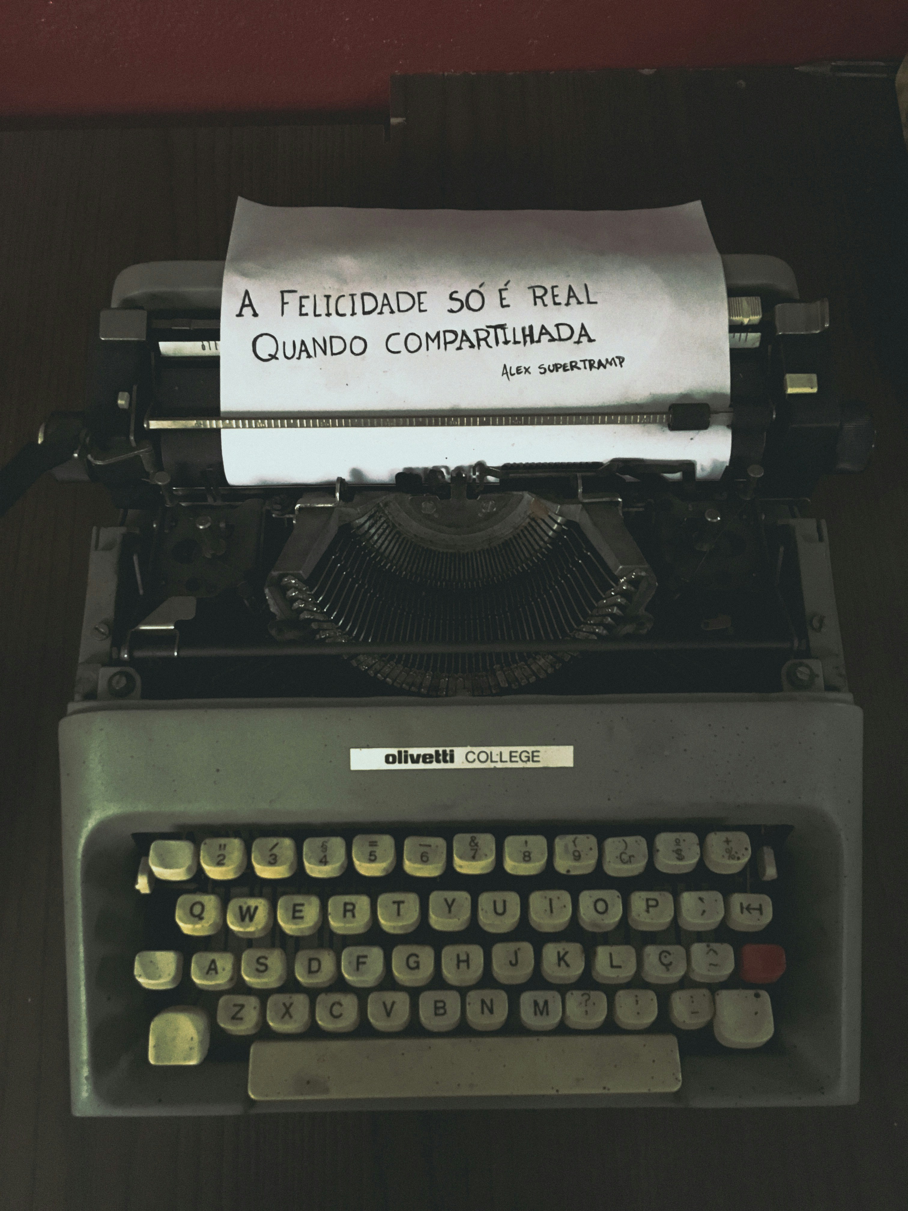 Máquina Gumbel: Generación contrafactual de escritura estudiantil mediante la dirección de ruido Gumbel