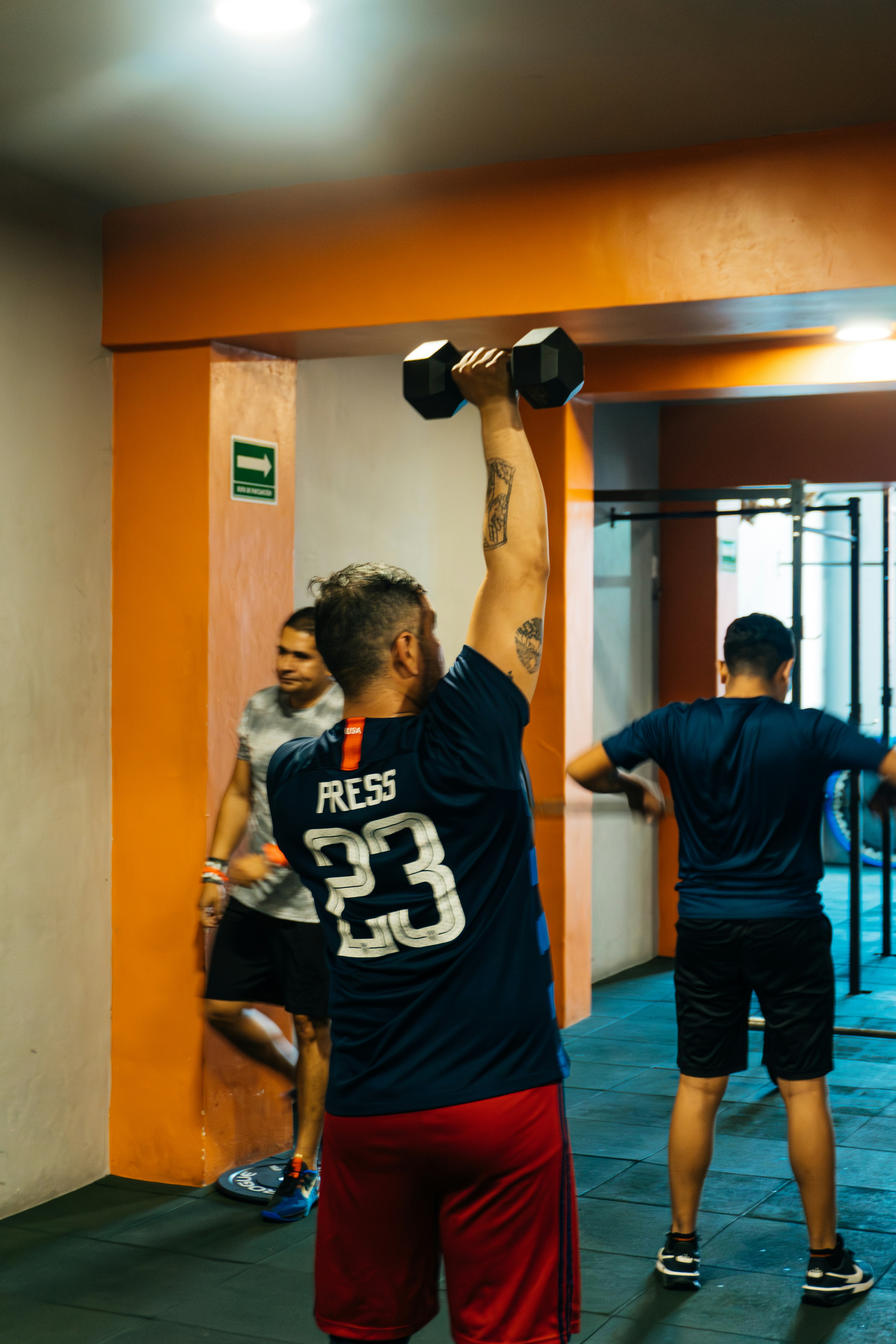 Generación primal, juicio dual: autoentrenamiento a partir del escalado en tiempo de prueba