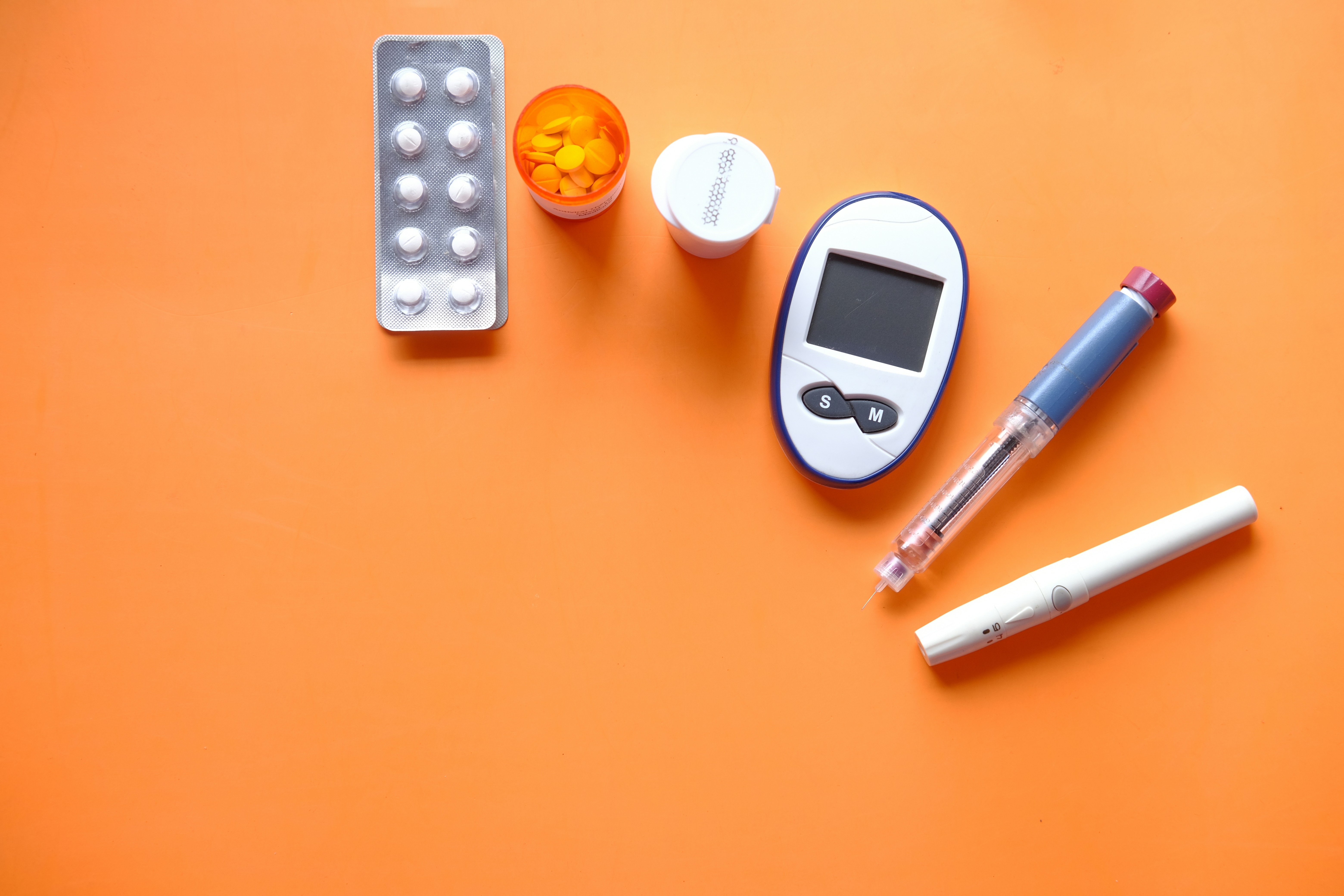GlucoFM: Un modelo fundacional de doble flujo para monitoreo continuo de glucosa