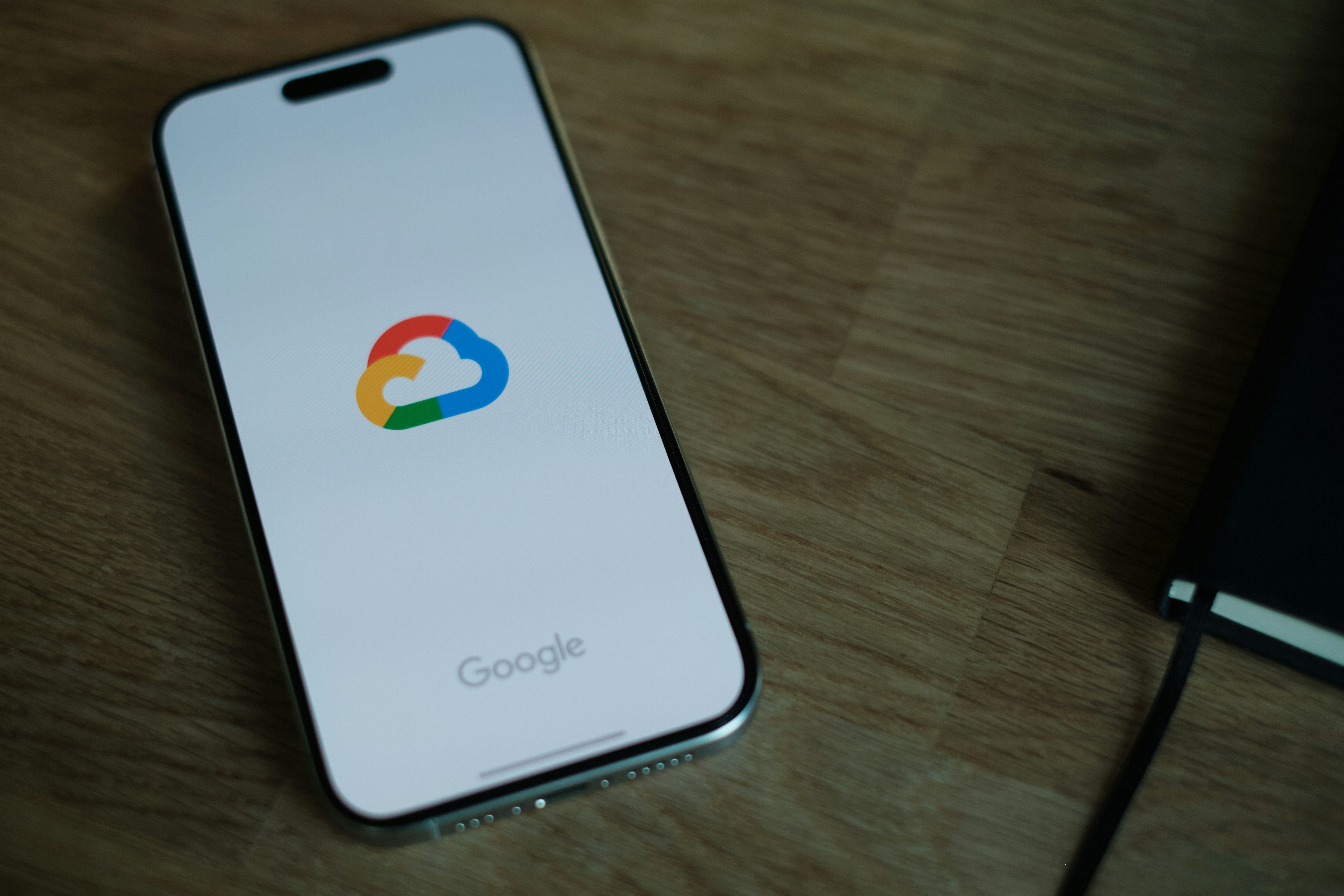 Google Colab CLI fusiona terminales locales con GPUs en la nube
