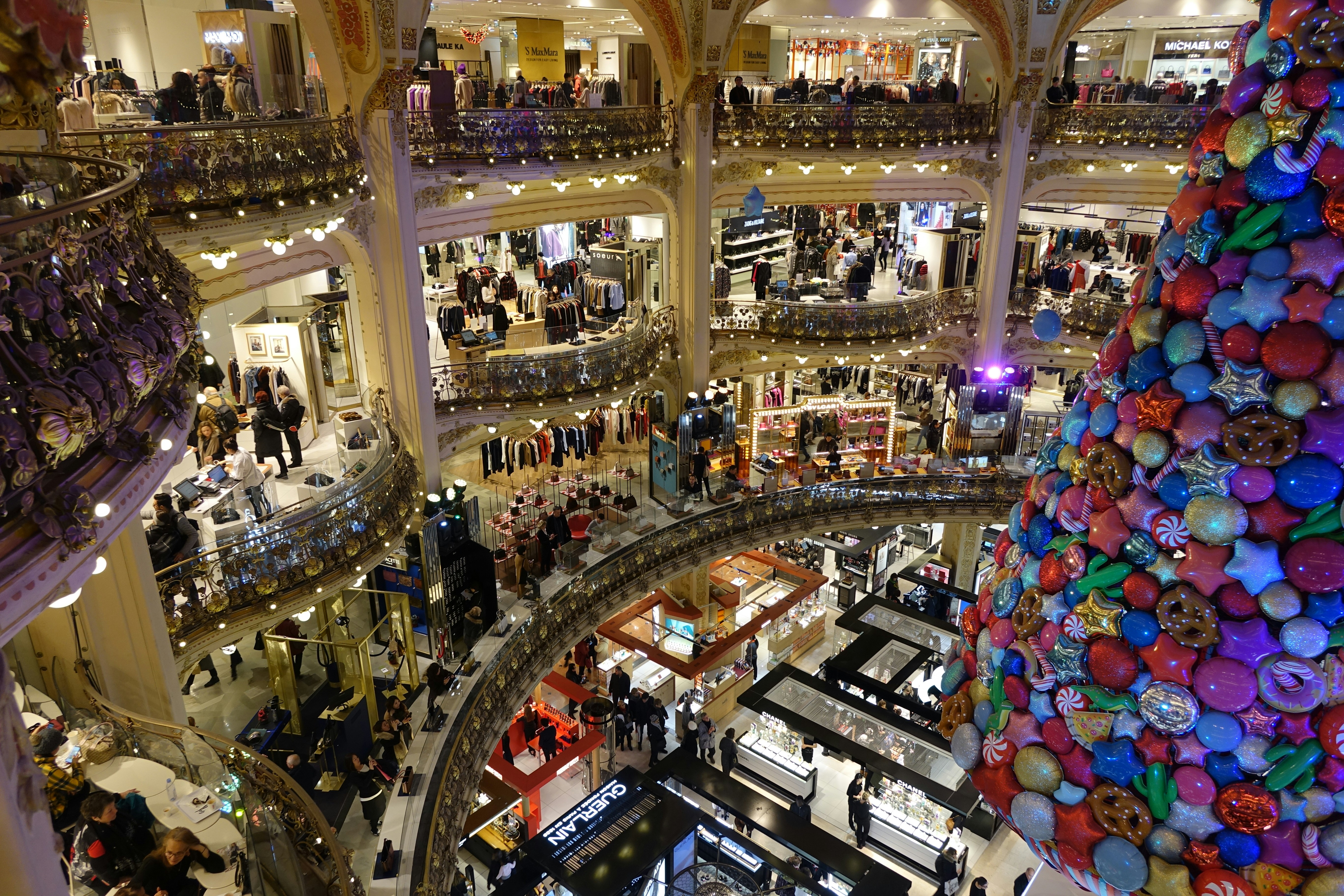 Un gran comerciante está contratando a 250,000 trabajadores para la temporada navideña, a partir de aproximadamente $19 por hora