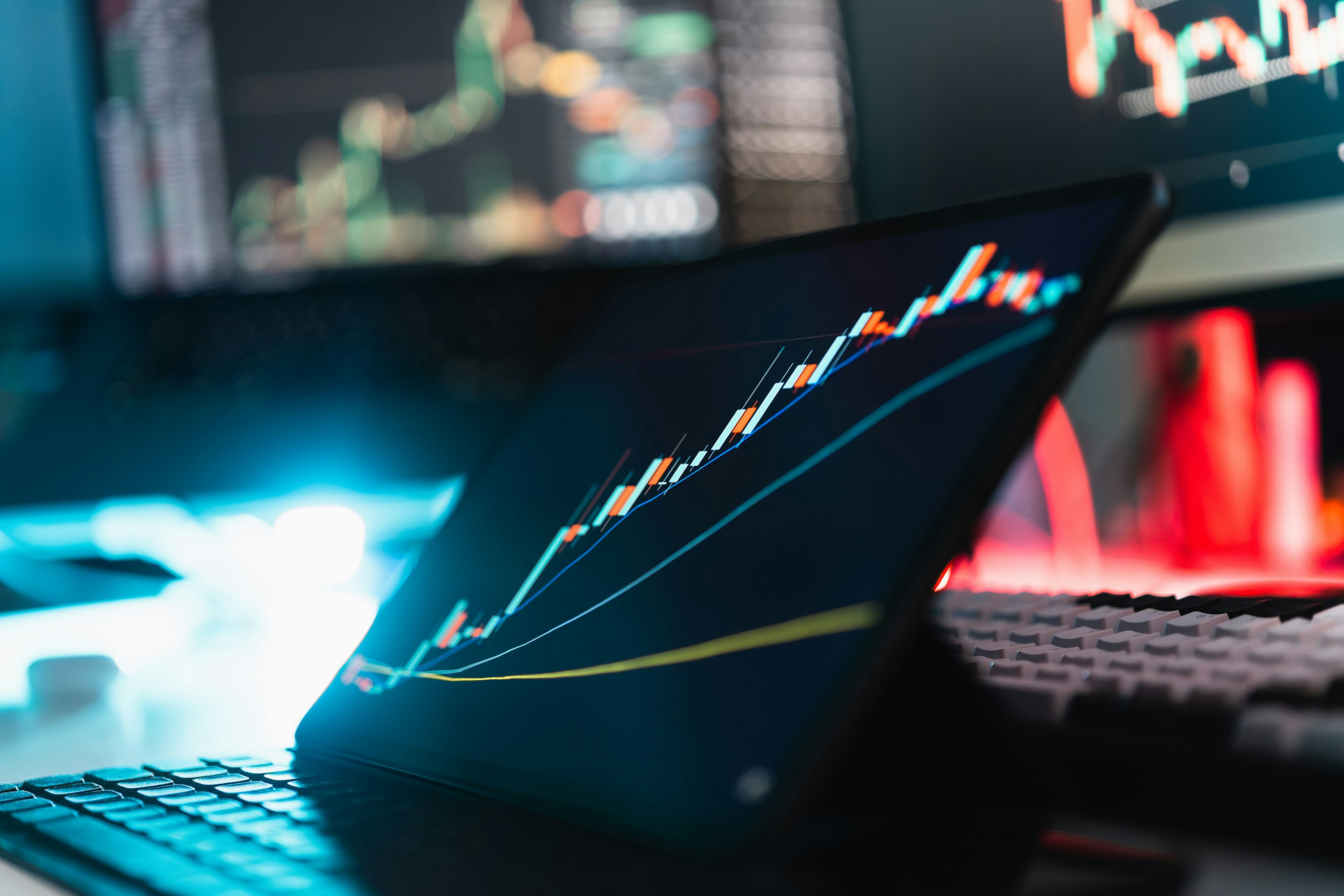 Las grandes empresas tecnológicas están acelerando las inversiones e integración de la IA, mientras que los reguladores y las empresas se centran en la seguridad y la adopción responsable.