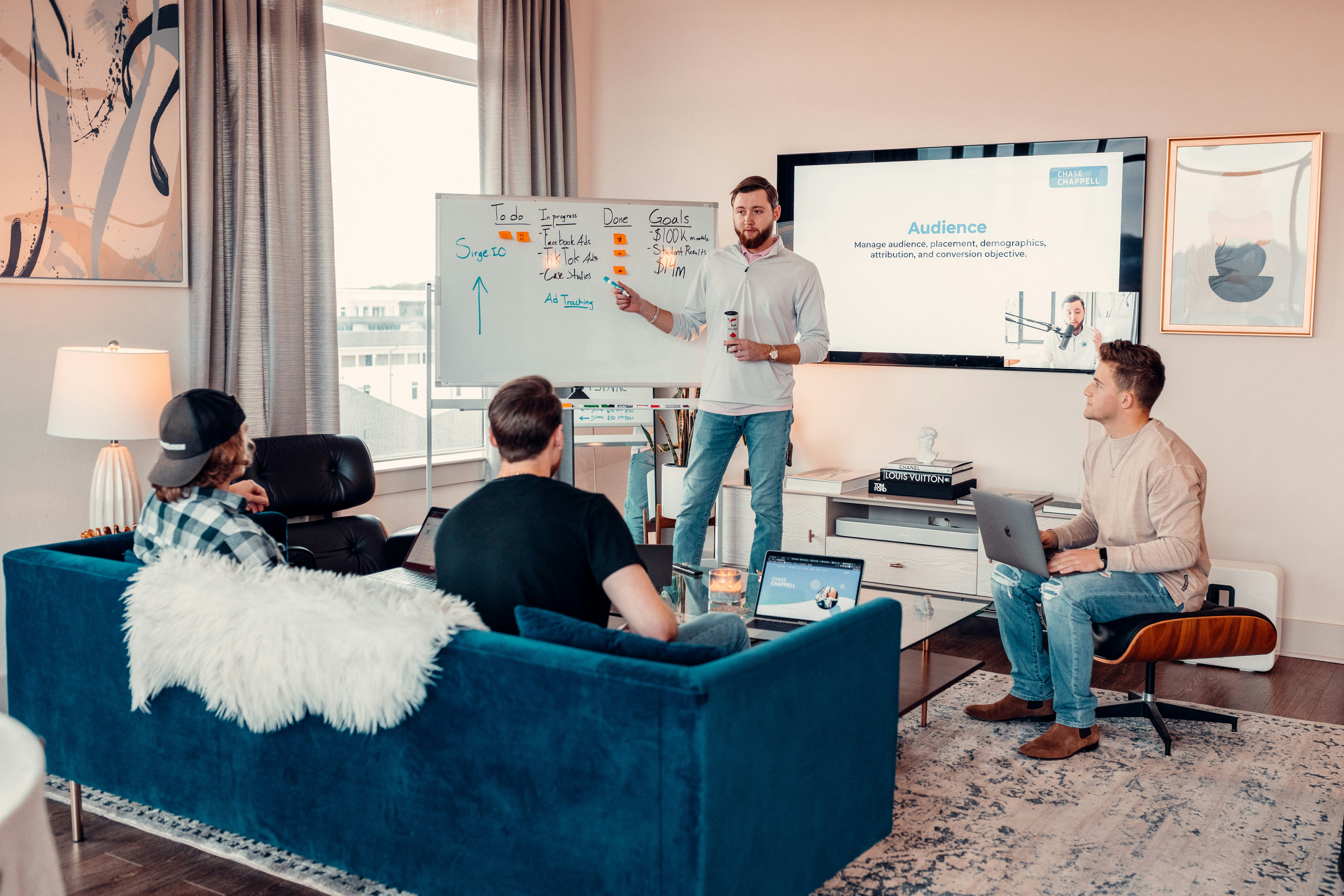 HomeFlow: Un volante de datos para entrenar agentes de hogar inteligente
