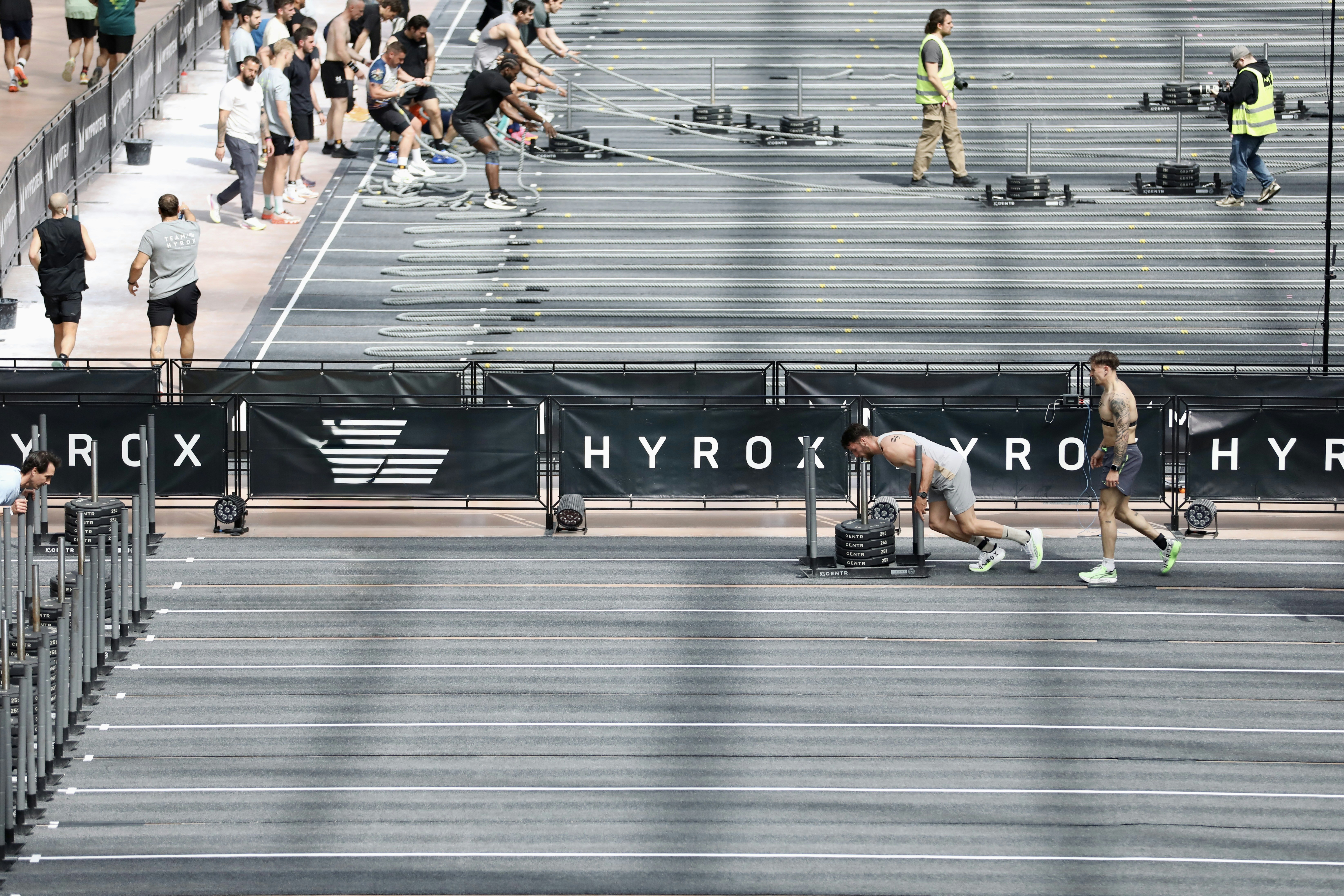 Blog en vivo de la carrera Hyrox: Mira a nuestro corredor y a nuestro levantador de pesas enfrentarse a la última competencia de fitness viral