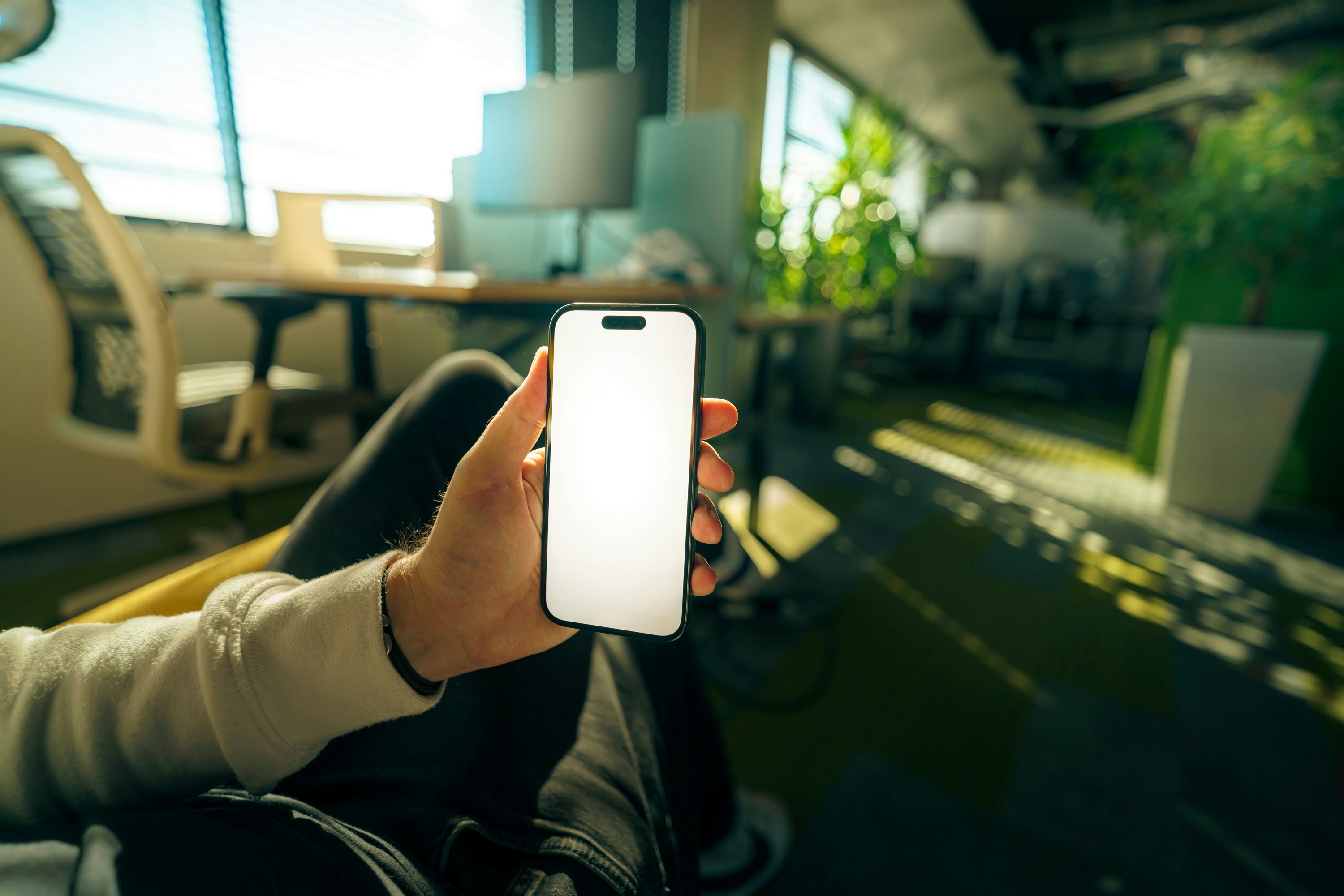 ¿Es la IA para automatización de back office compatible con móviles?