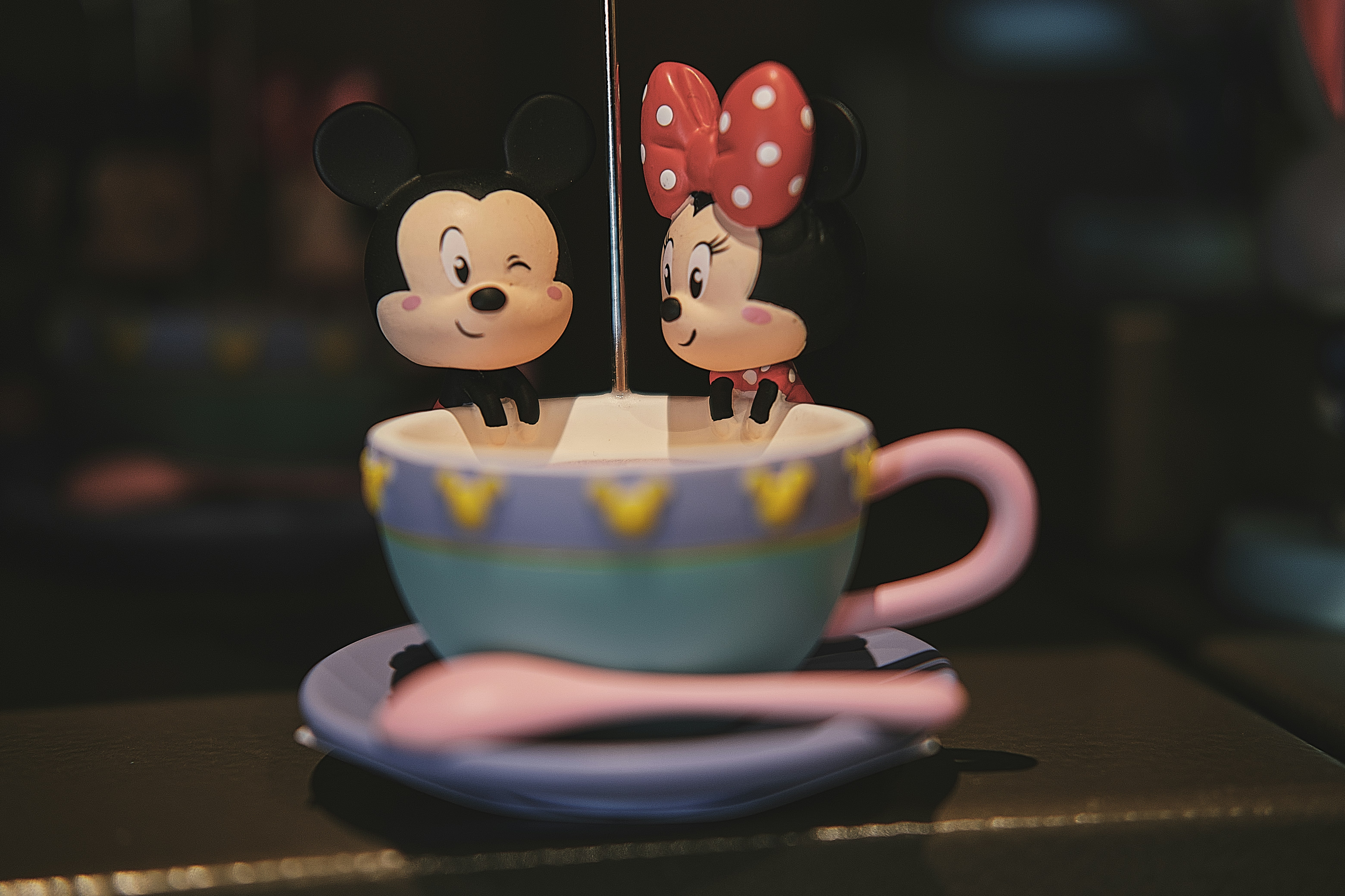 Resumen de IA de tu pausa para el café: ChatGPT alcanza los 3 mil millones, Disney se involucra por completo y por qué 'slop' es la palabra del año