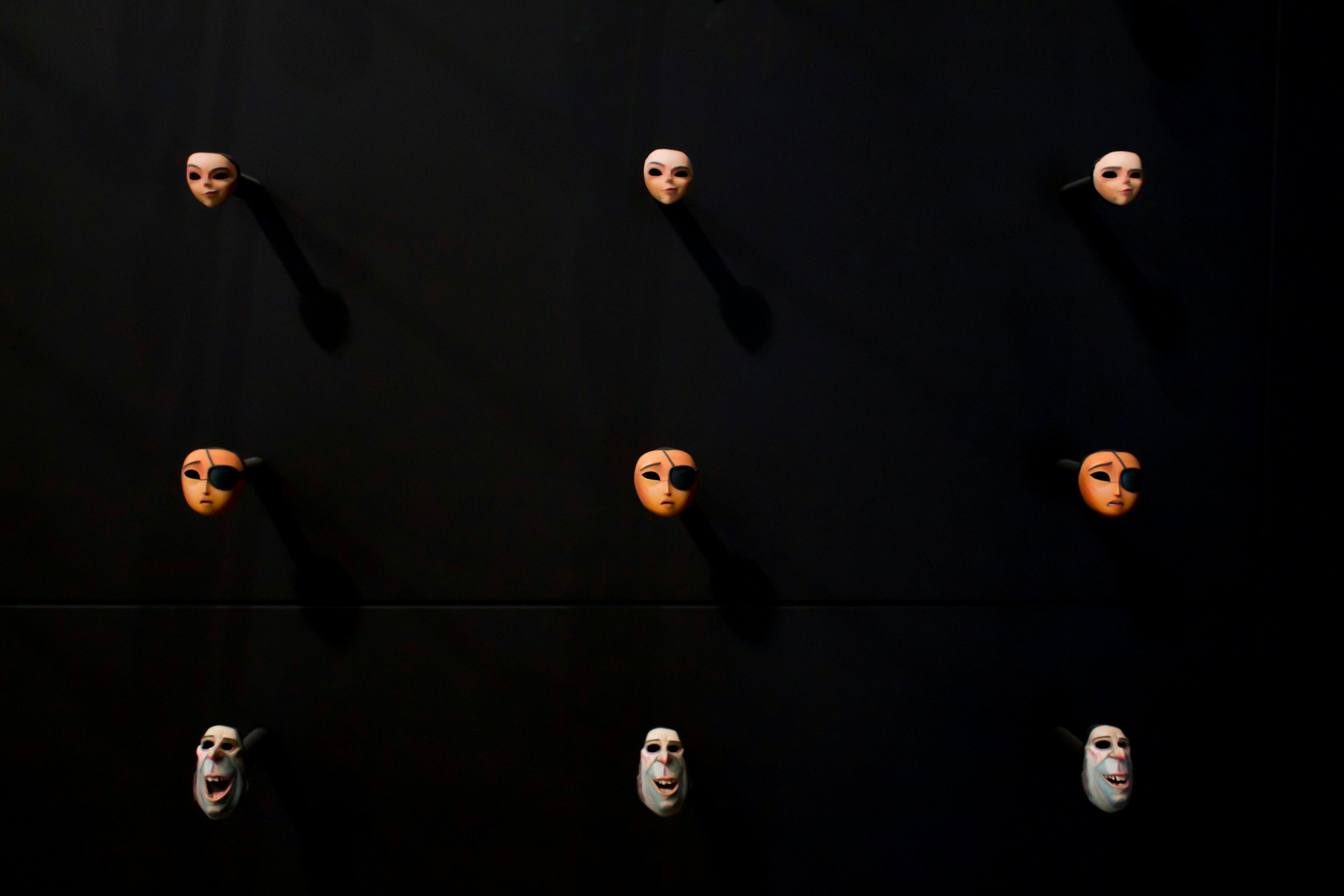 No todos los clones son iguales: identificar envolturas AI inofensivas frente a falsificaciones maliciosas