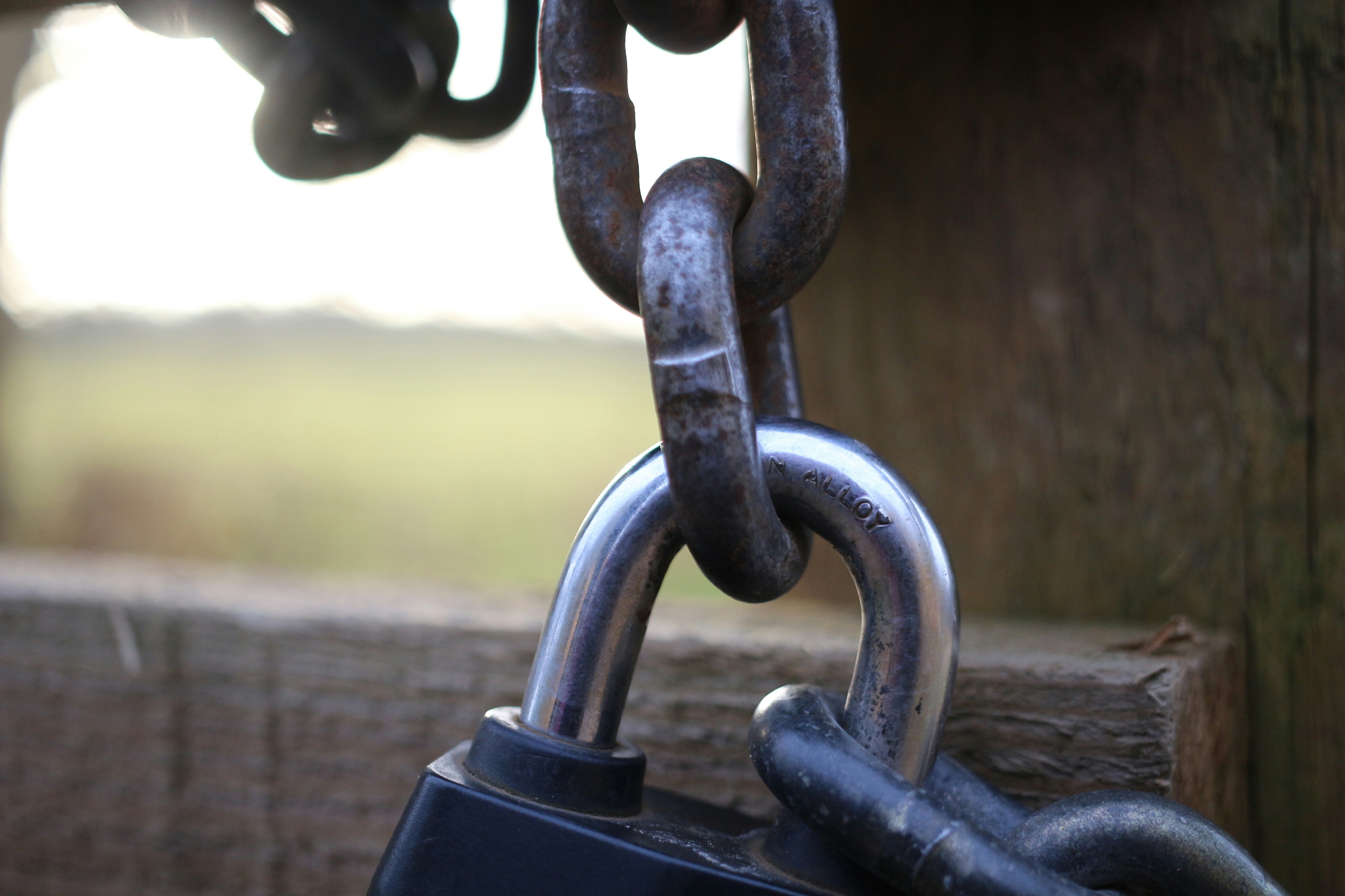 Explotación de vulnerabilidad de Vision-LLM: Mejorando los ataques tipográficos con direcciones instructivas