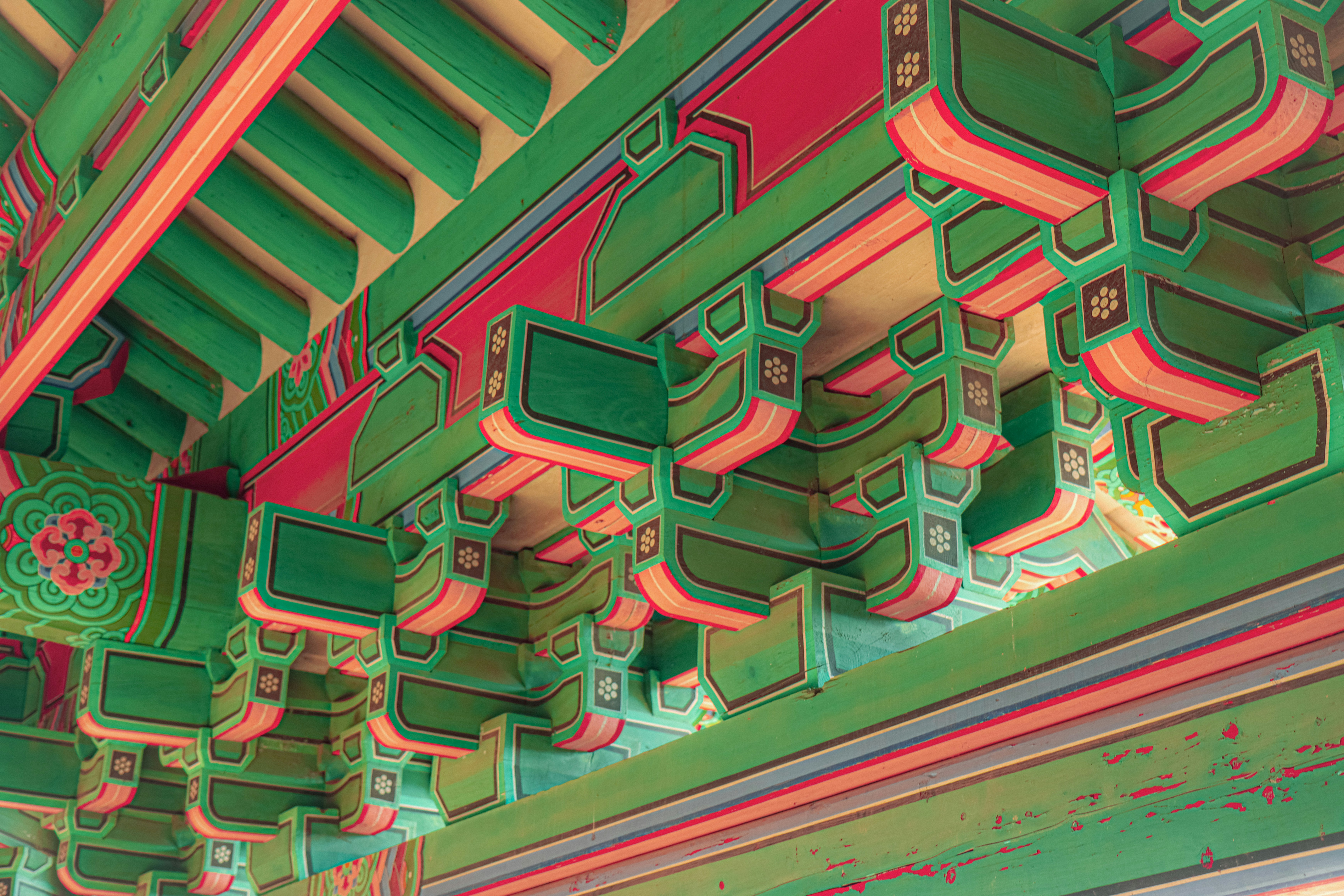 Ingeniería de una arquitectura de un billón de parámetros en hardware de consumo