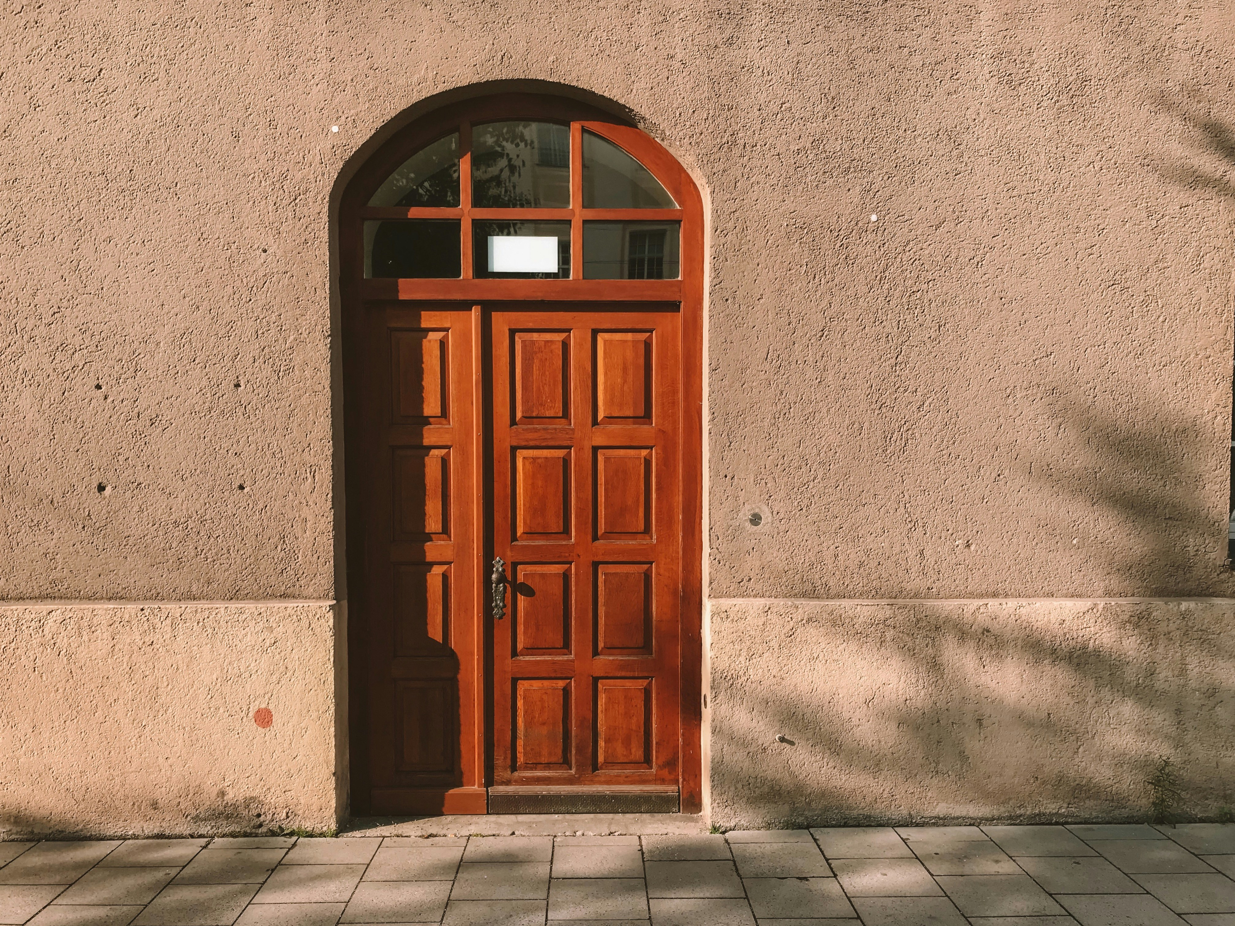 ¿Cómo se integra el desarrollo y gestión de una puerta de enlace de API en la estrategia digital de una empresa?