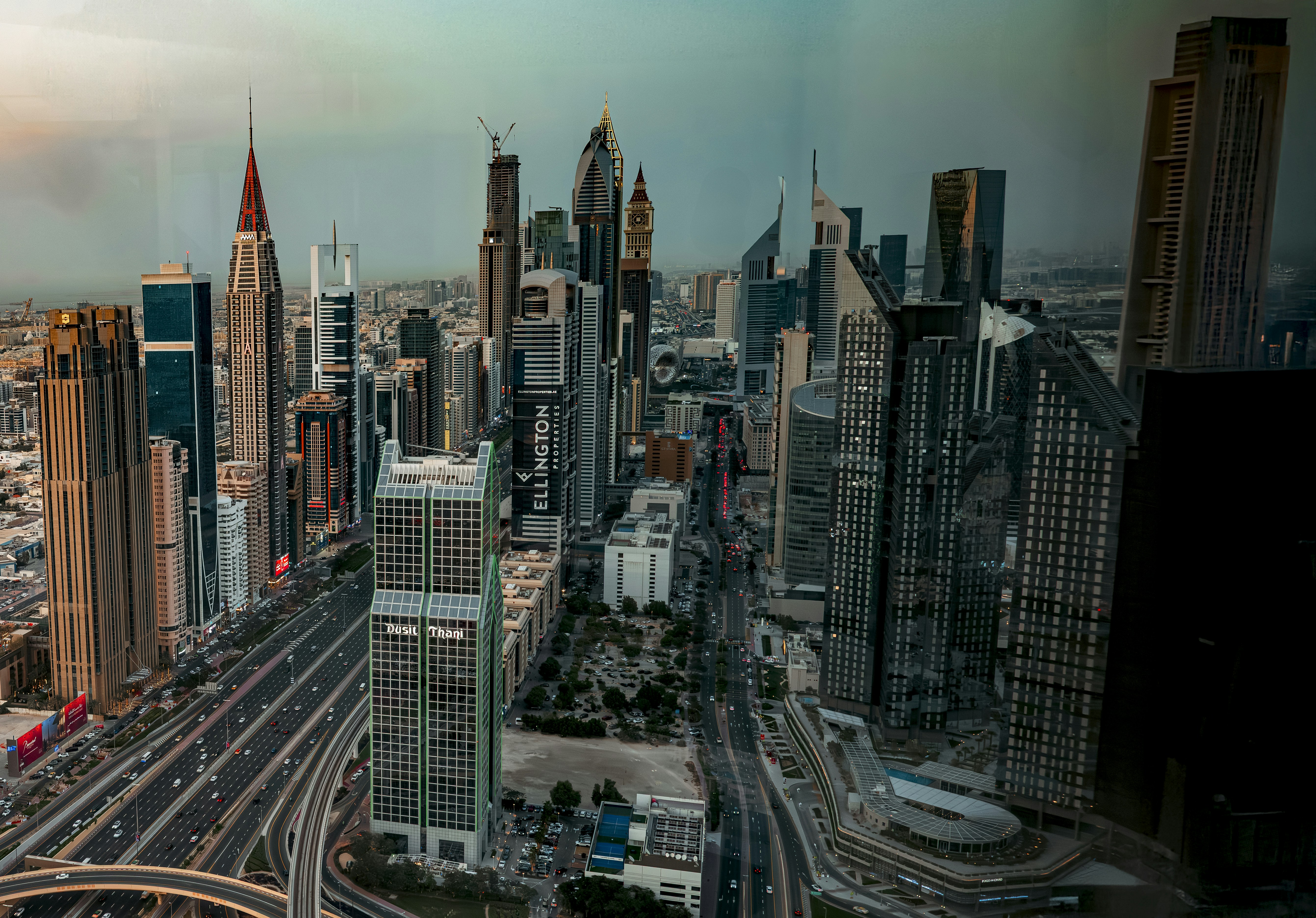 IA generativa y agentes autónomos en SaaS empresarial para negocios del Medio Oriente