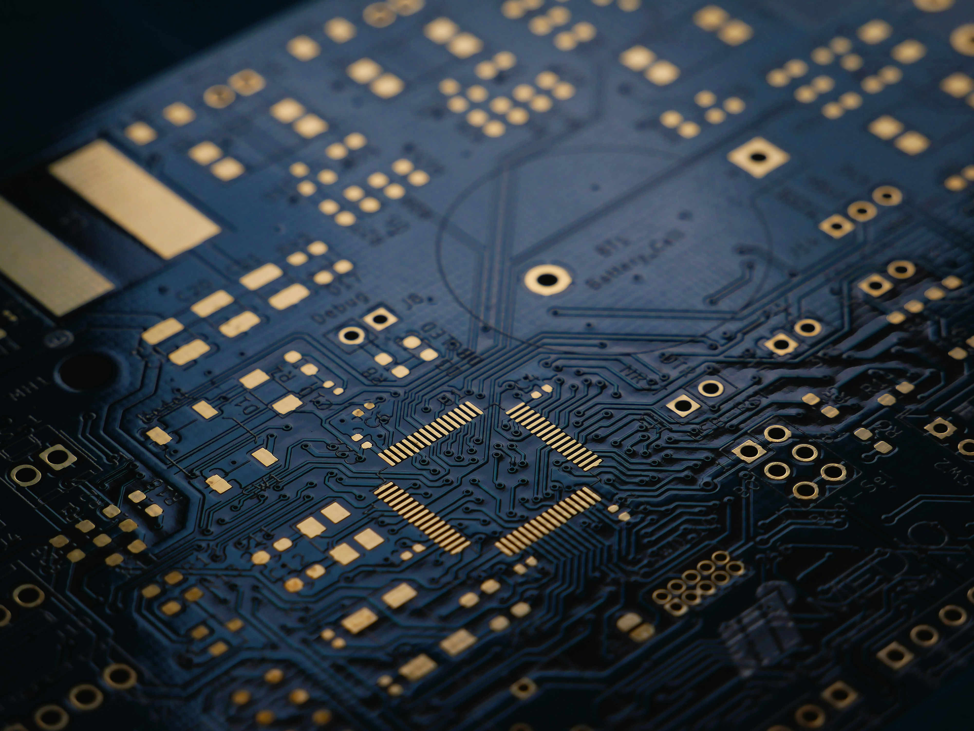 Intel inicia producción de silicio mejorado 18A-P para fundición