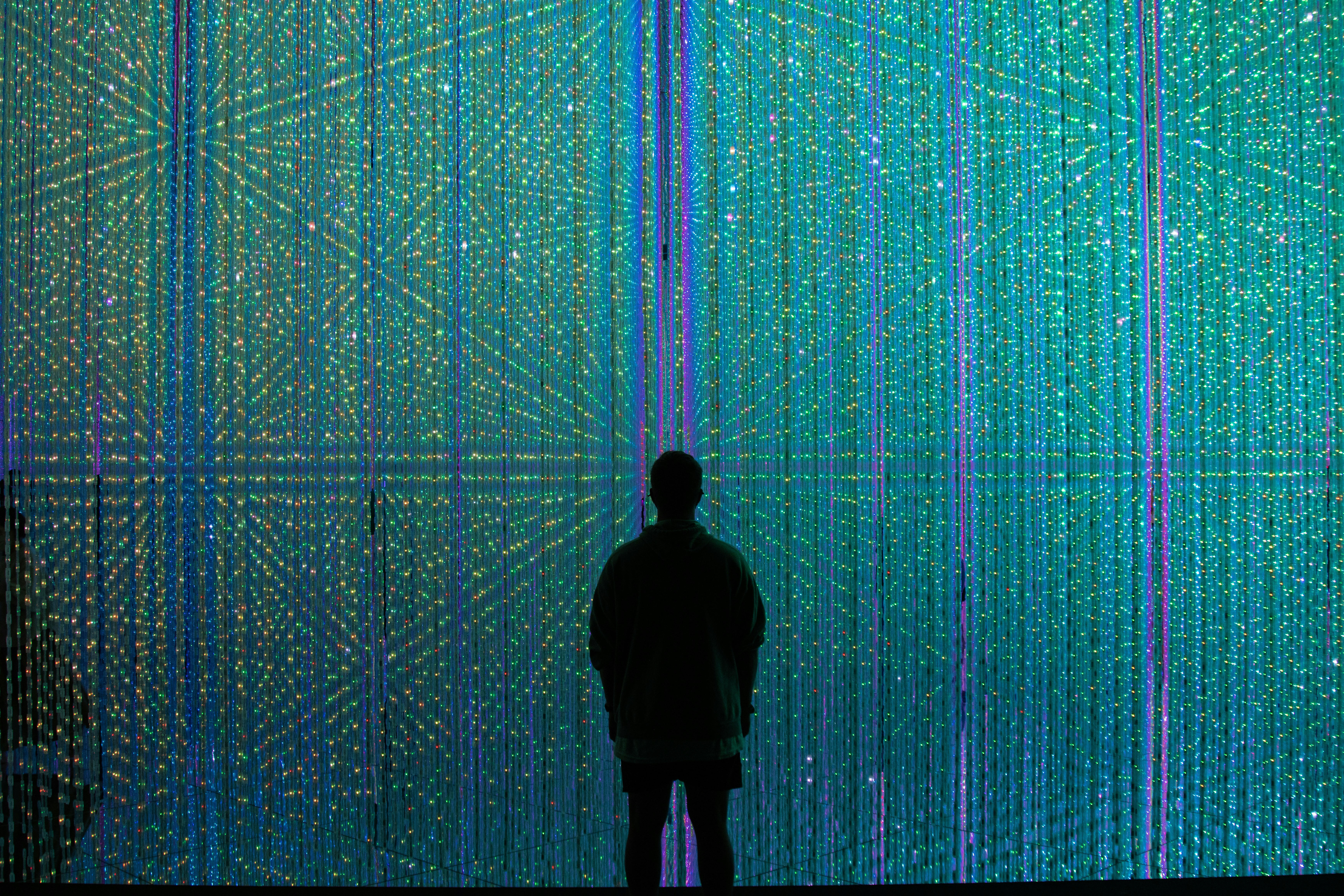 Convergencia humana y tecnología en los centros de llamadas modernos