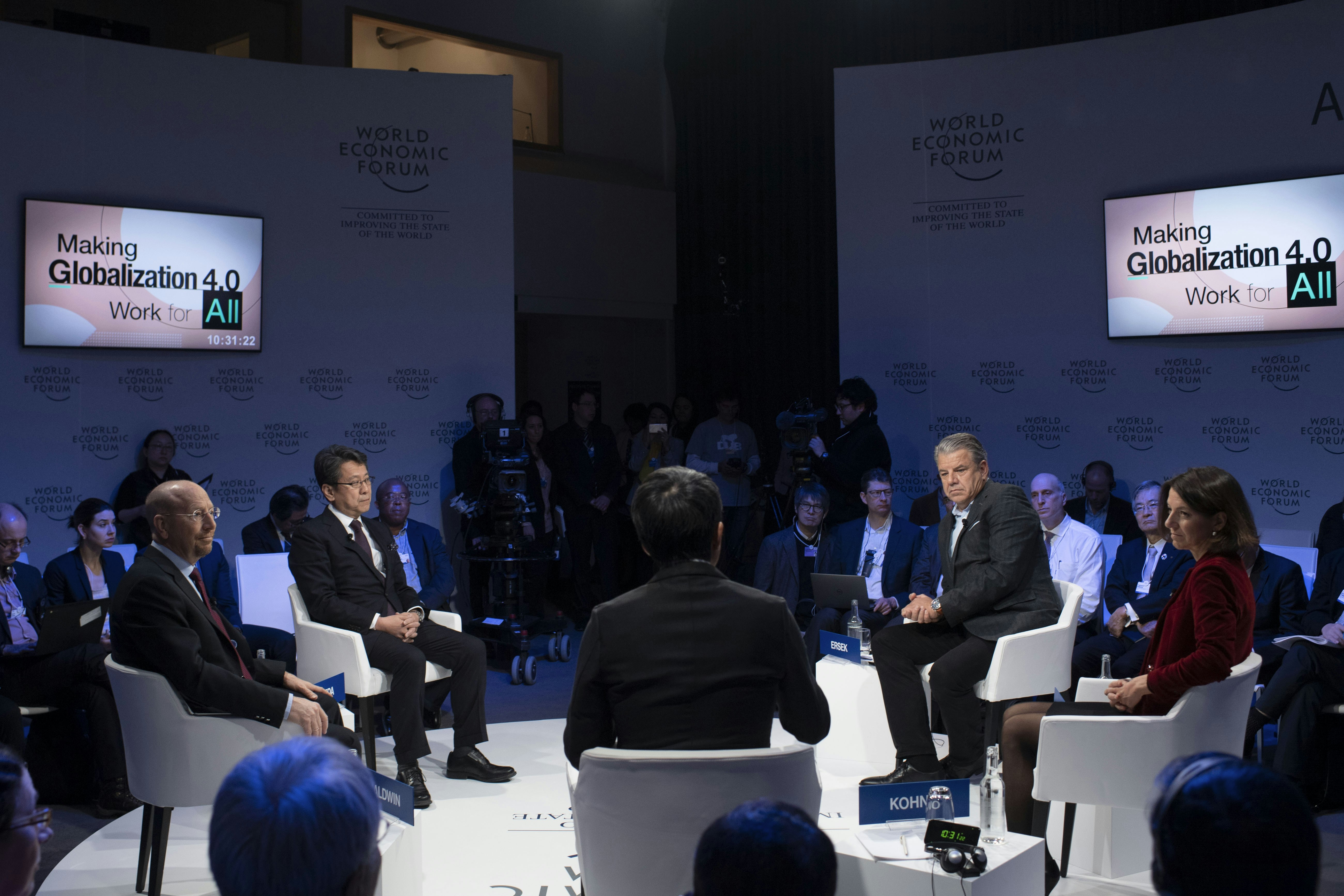 Las grandes empresas tecnológicas están acelerando las inversiones e integración de IA, mientras que los reguladores y las empresas se centran en la seguridad y la adopción responsable.