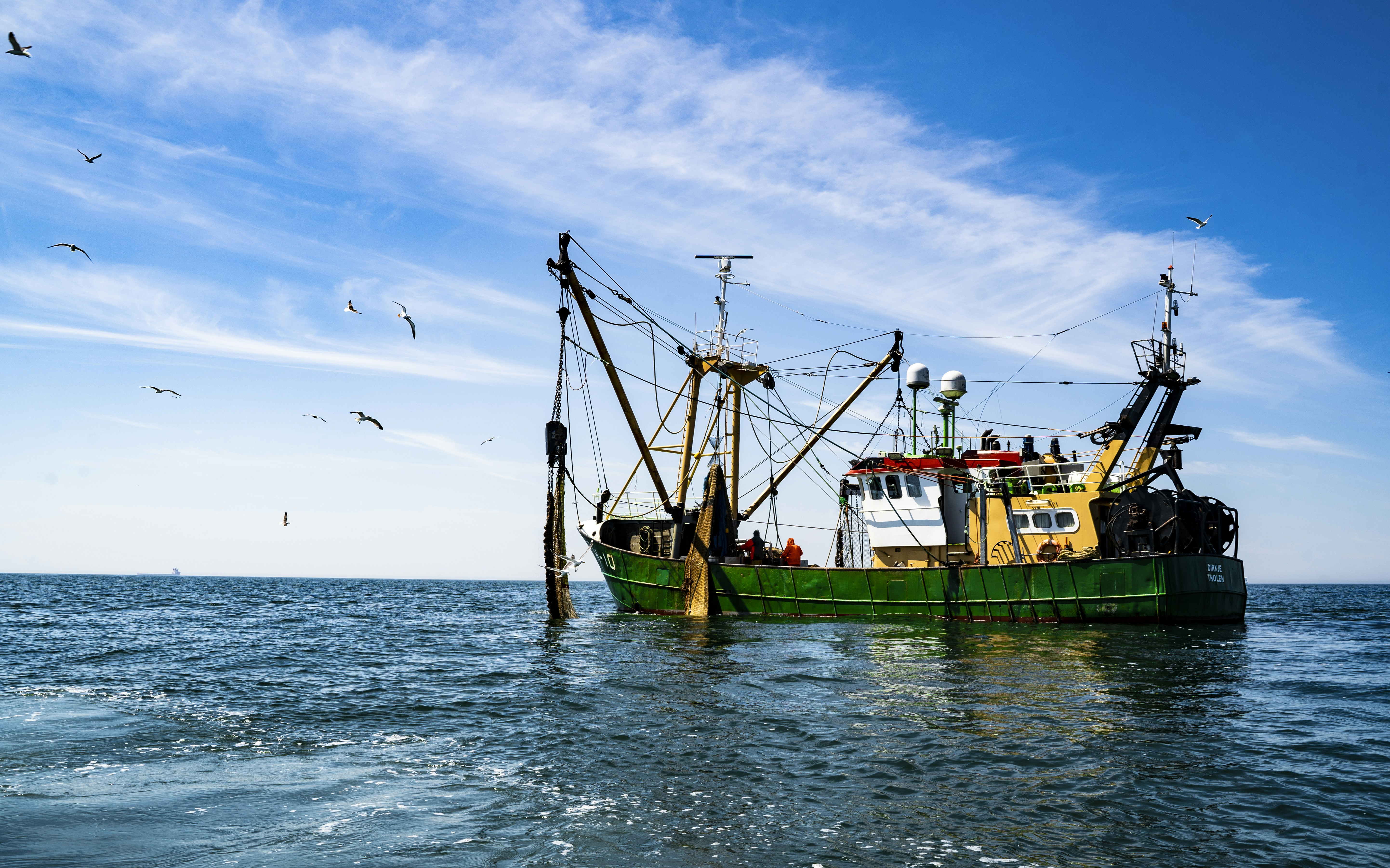 IUU+DB: Sistema basado en LLM para rastrear pesca ilegal y fraude