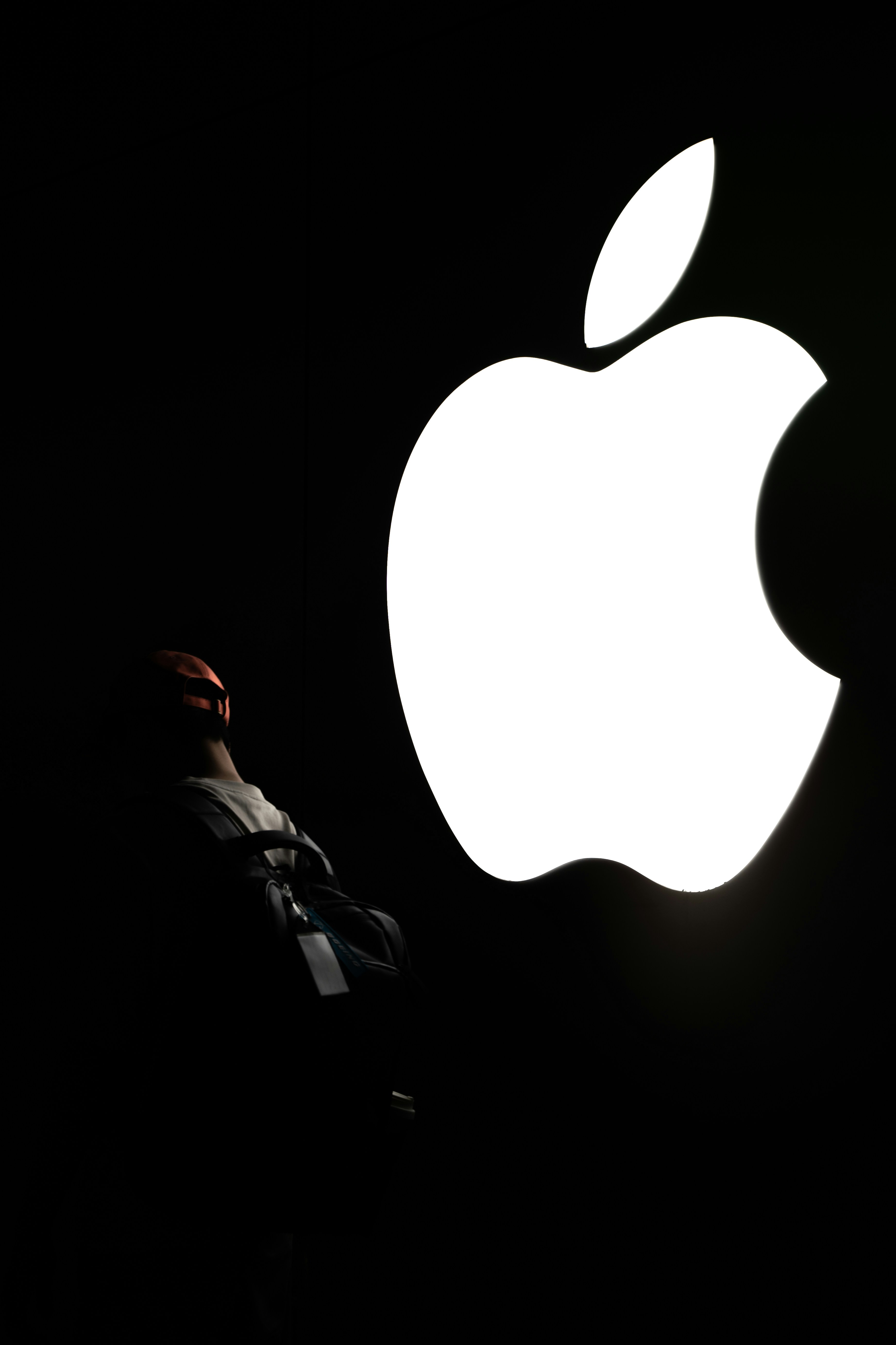 ¿Quién es John Ternus, el próximo CEO de Apple?