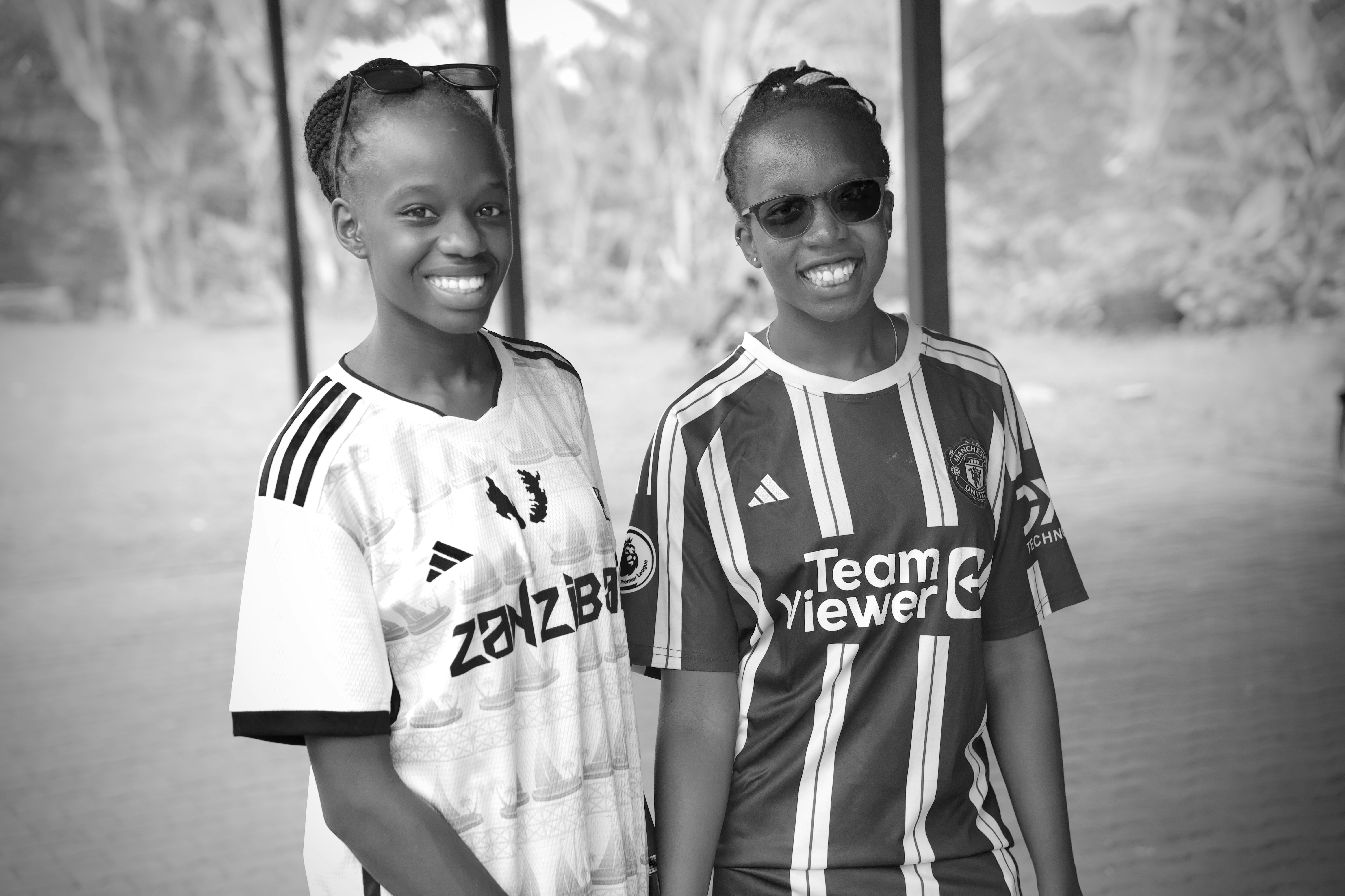 Apoyando a nuestro club local de fútbol en raíz – U18 Chicas en Kiveton Park FC