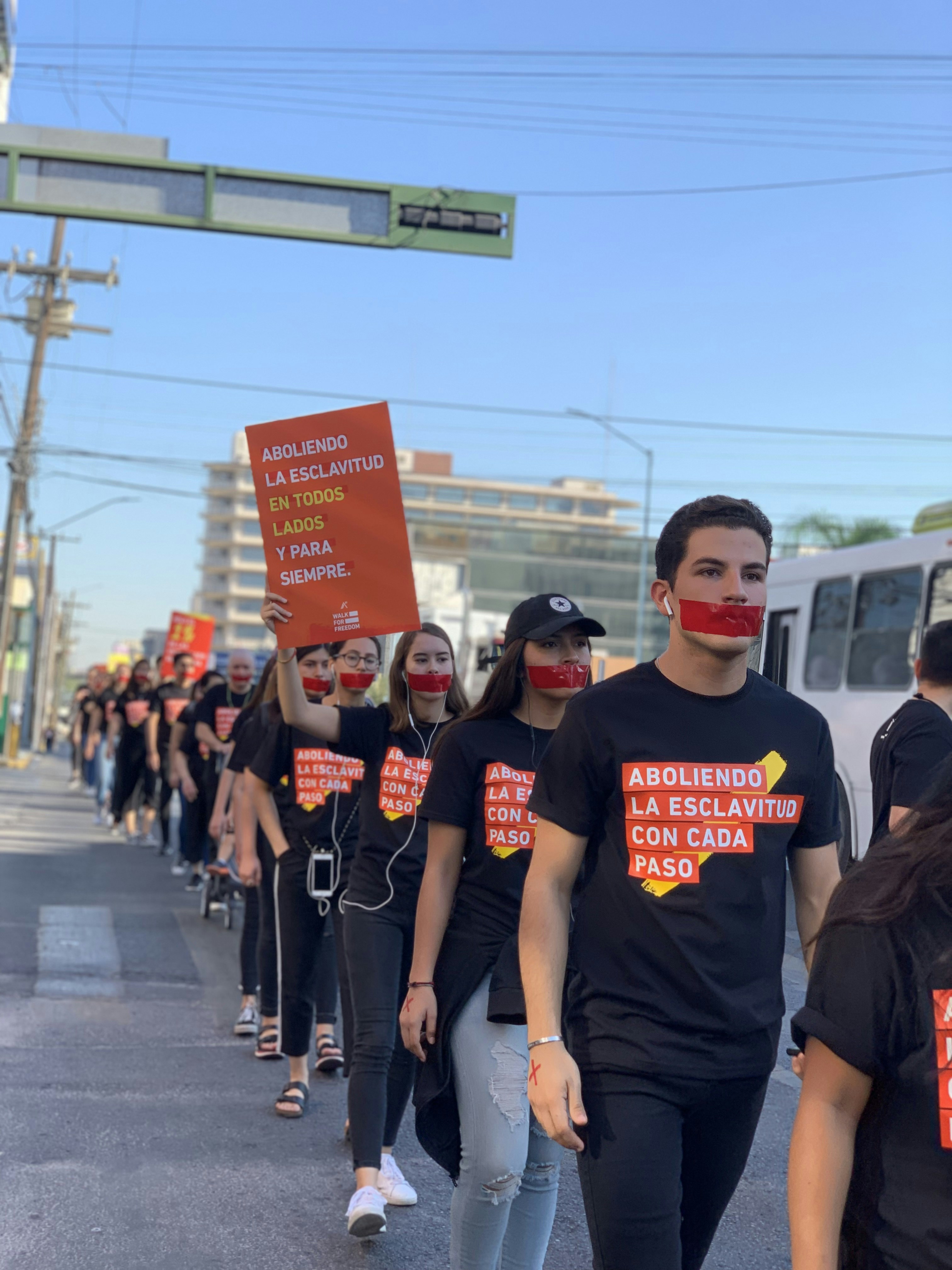 La IA está haciendo a los trabajadores más rápidos — y más inseguros