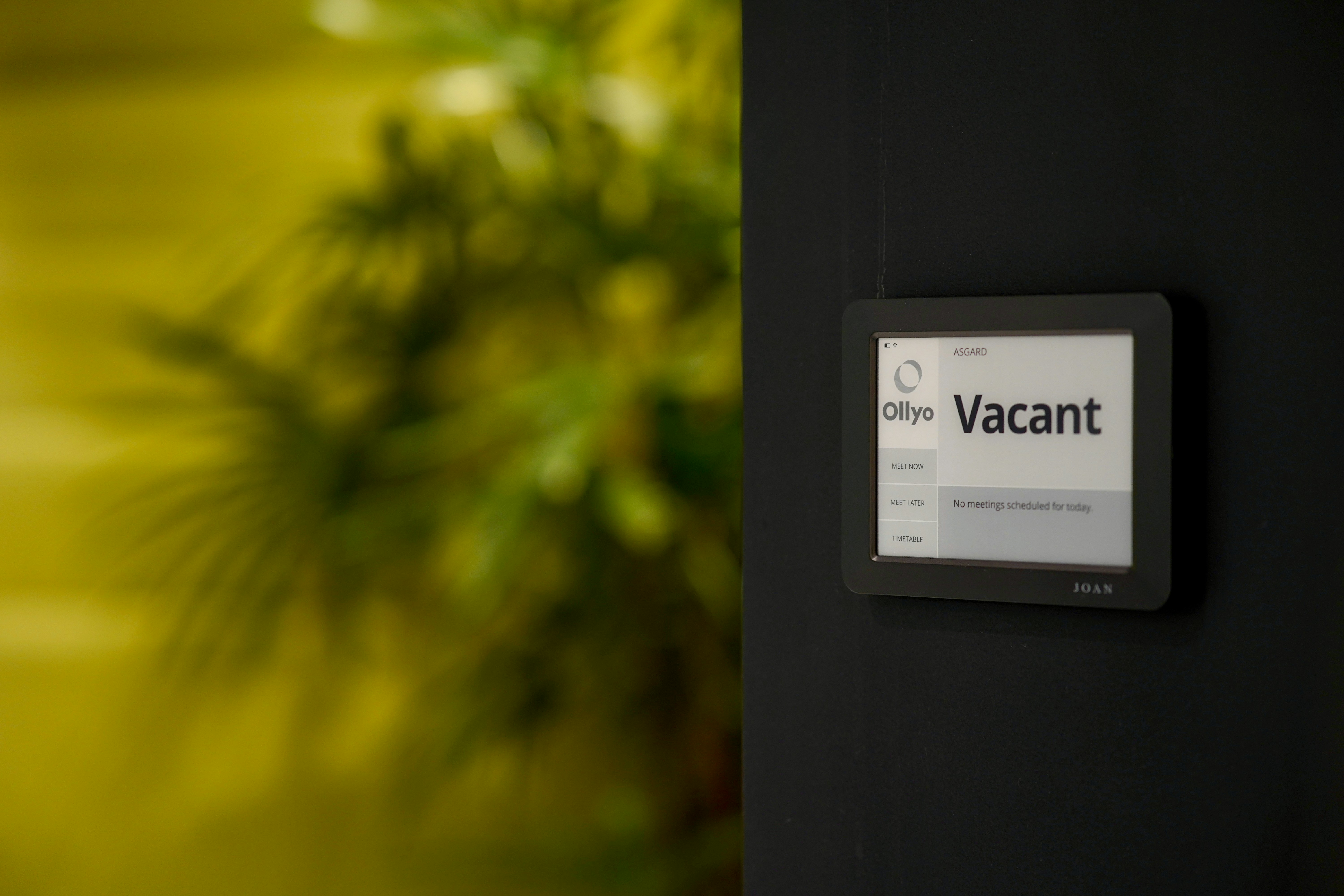 ¿Con qué frecuencia se actualizan las solicitudes de vacaciones automatizadas por motivos de seguridad?