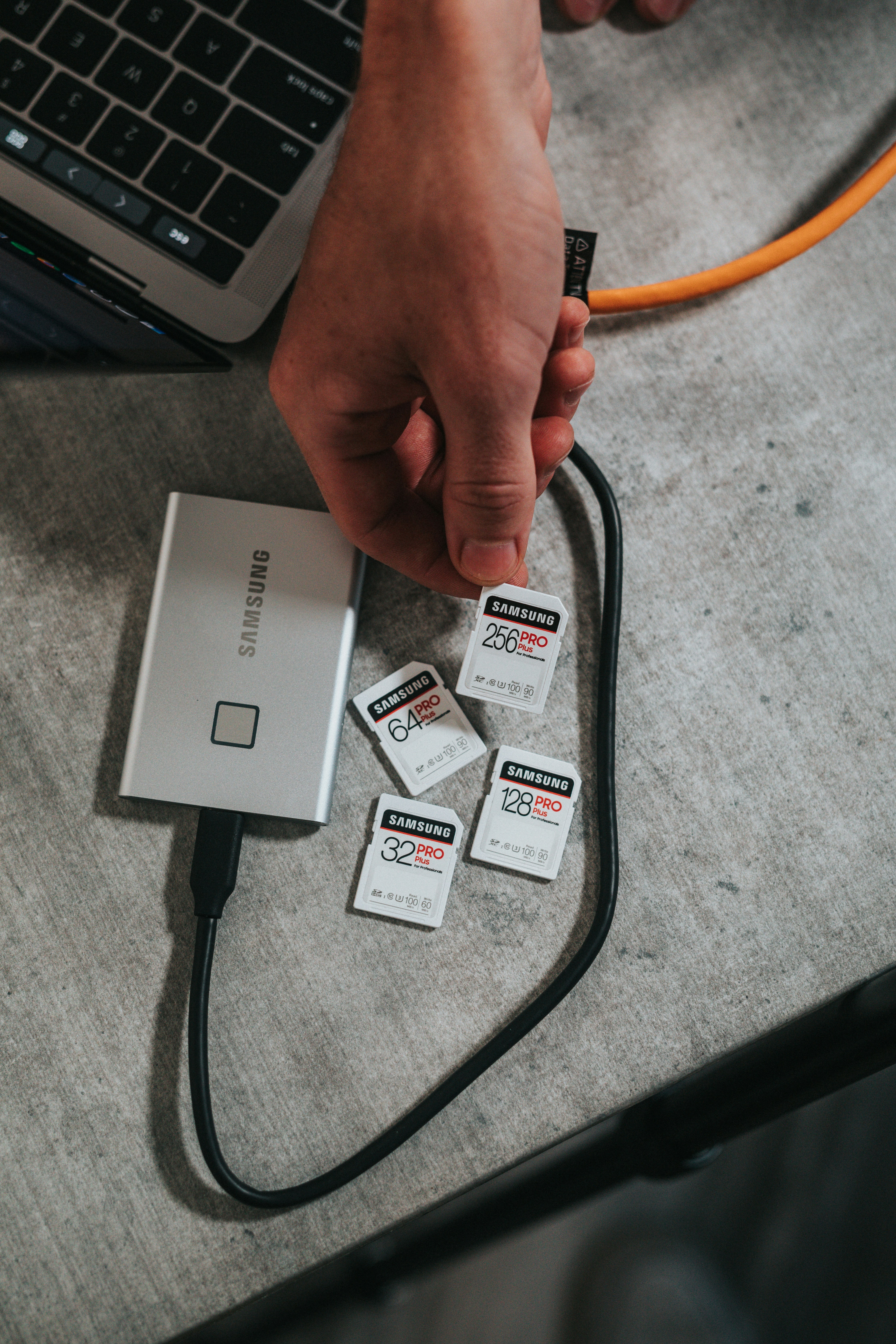 Investigación: Incluso las unidades flash USB y las tarjetas SD se están volviendo inasequibles